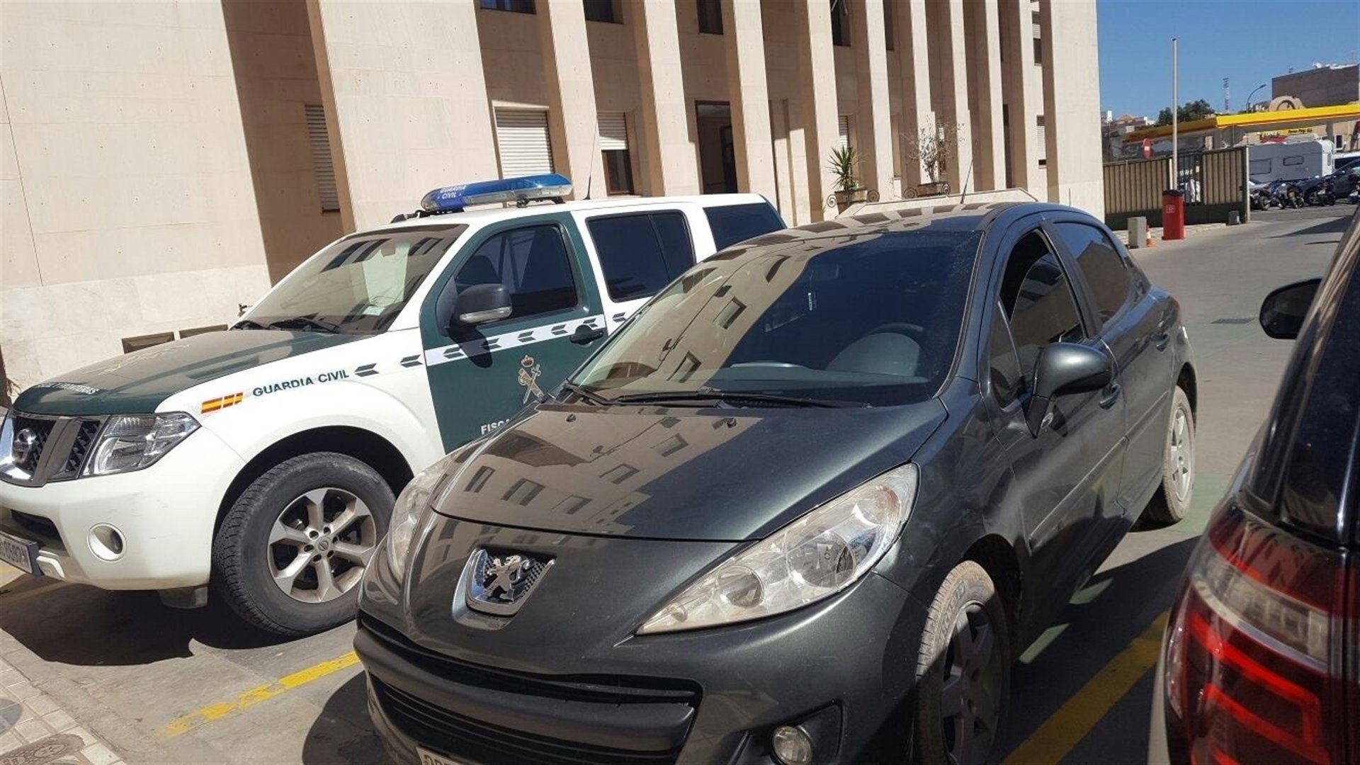 Un cotxe kamikaze creua la frontera de Melilla i fereix un policia