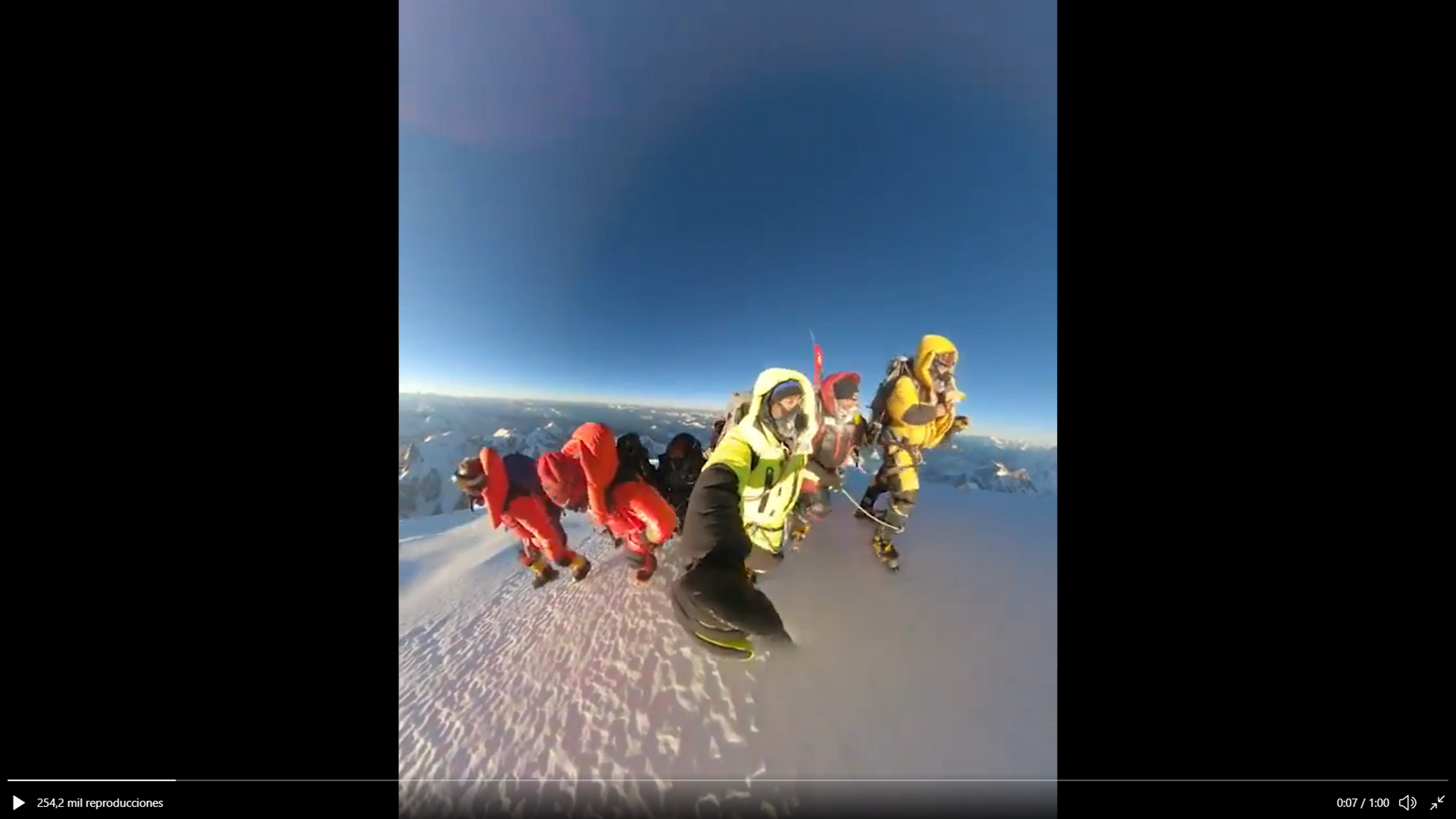 El emotivo canto del himno del Nepal por los sherpas en la cima del K2