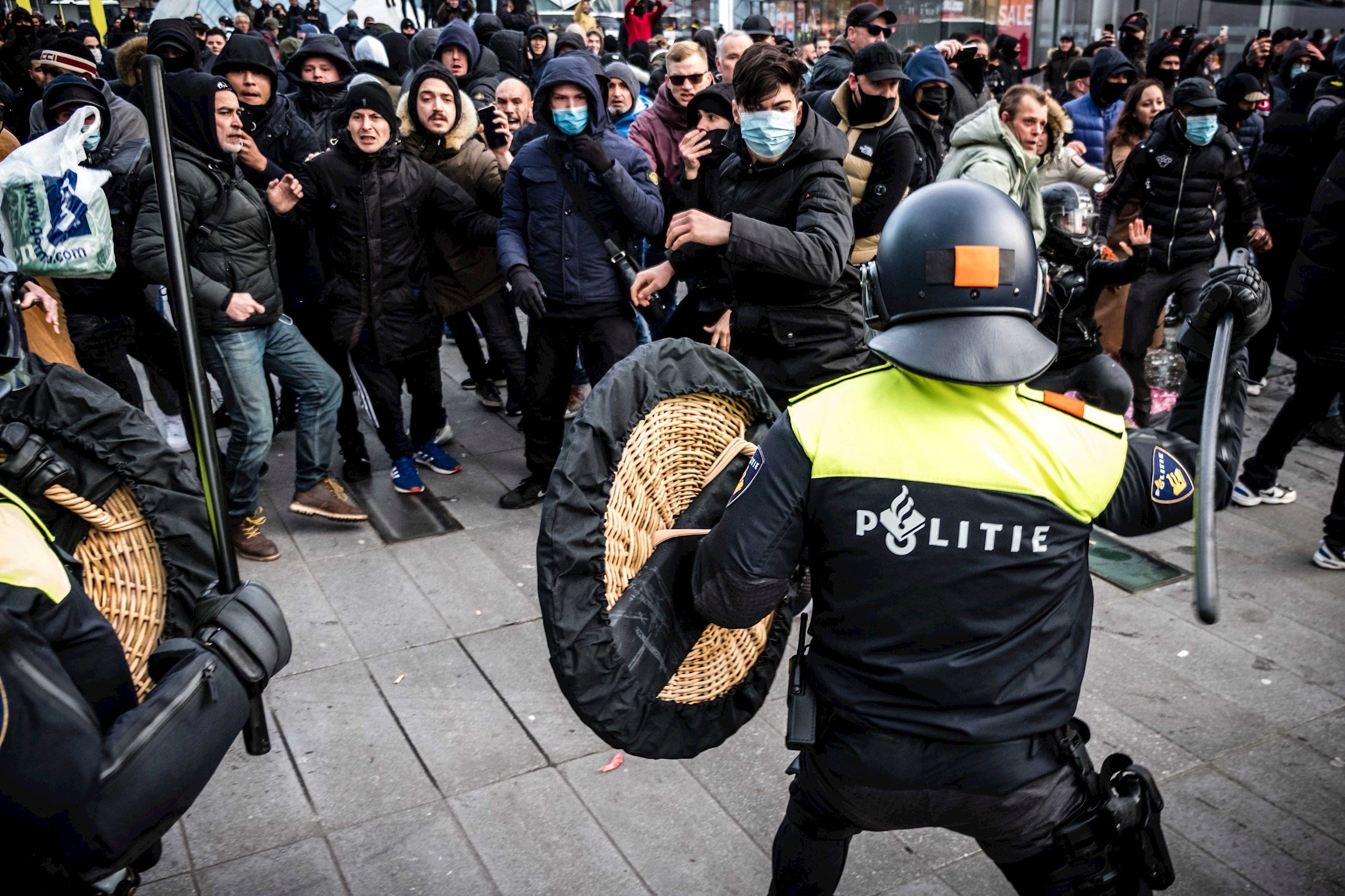 Graves incidentes en Eindhoven en una protesta por las restricciones de la Covid