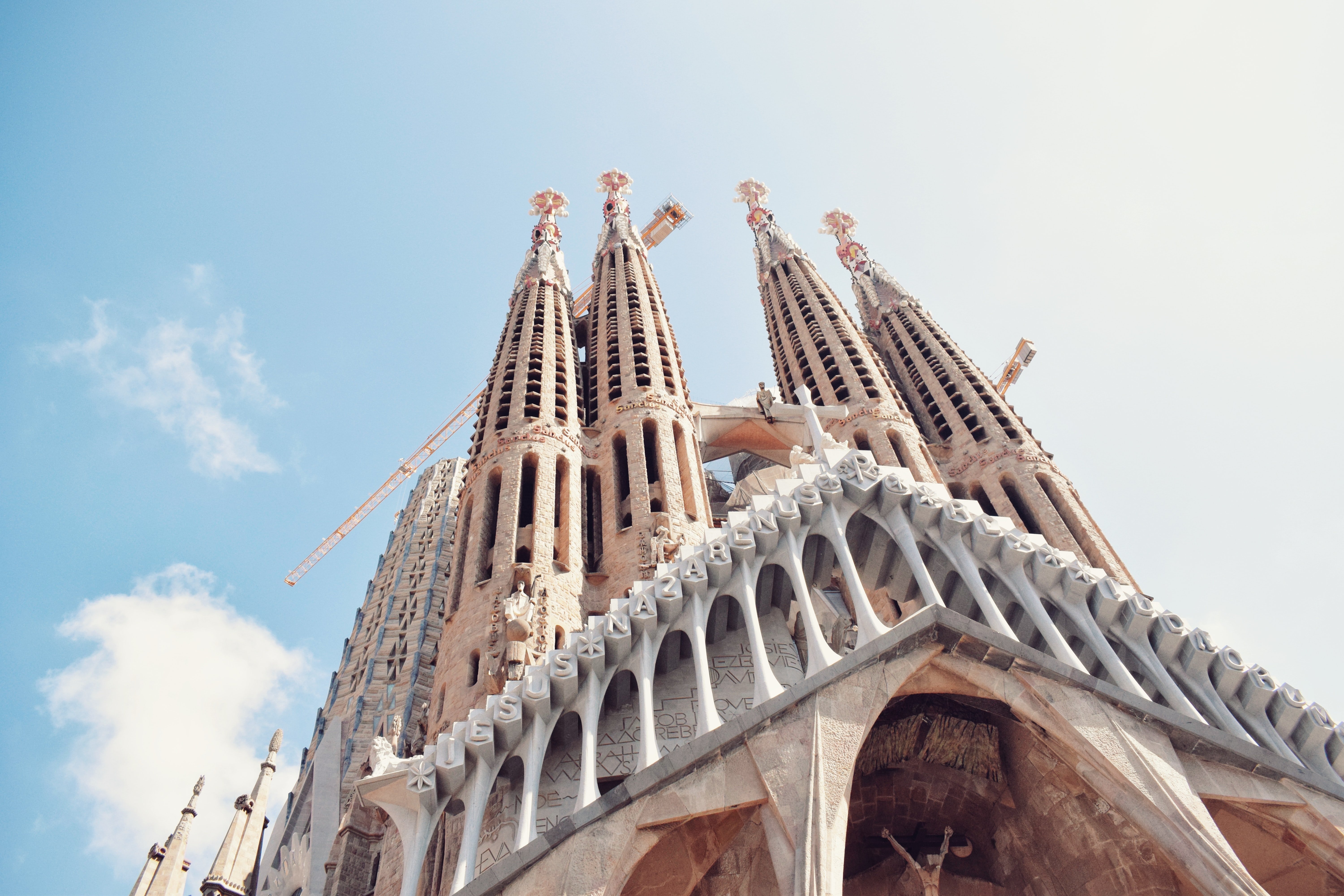 Aquestes són les 18 torres de la Sagrada Família de Barcelona (les fetes i les pendents)