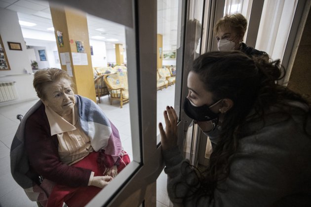 Visita familia residencias ancianos tercera edad coronavirus Covid-19 - Sergi Alcazar