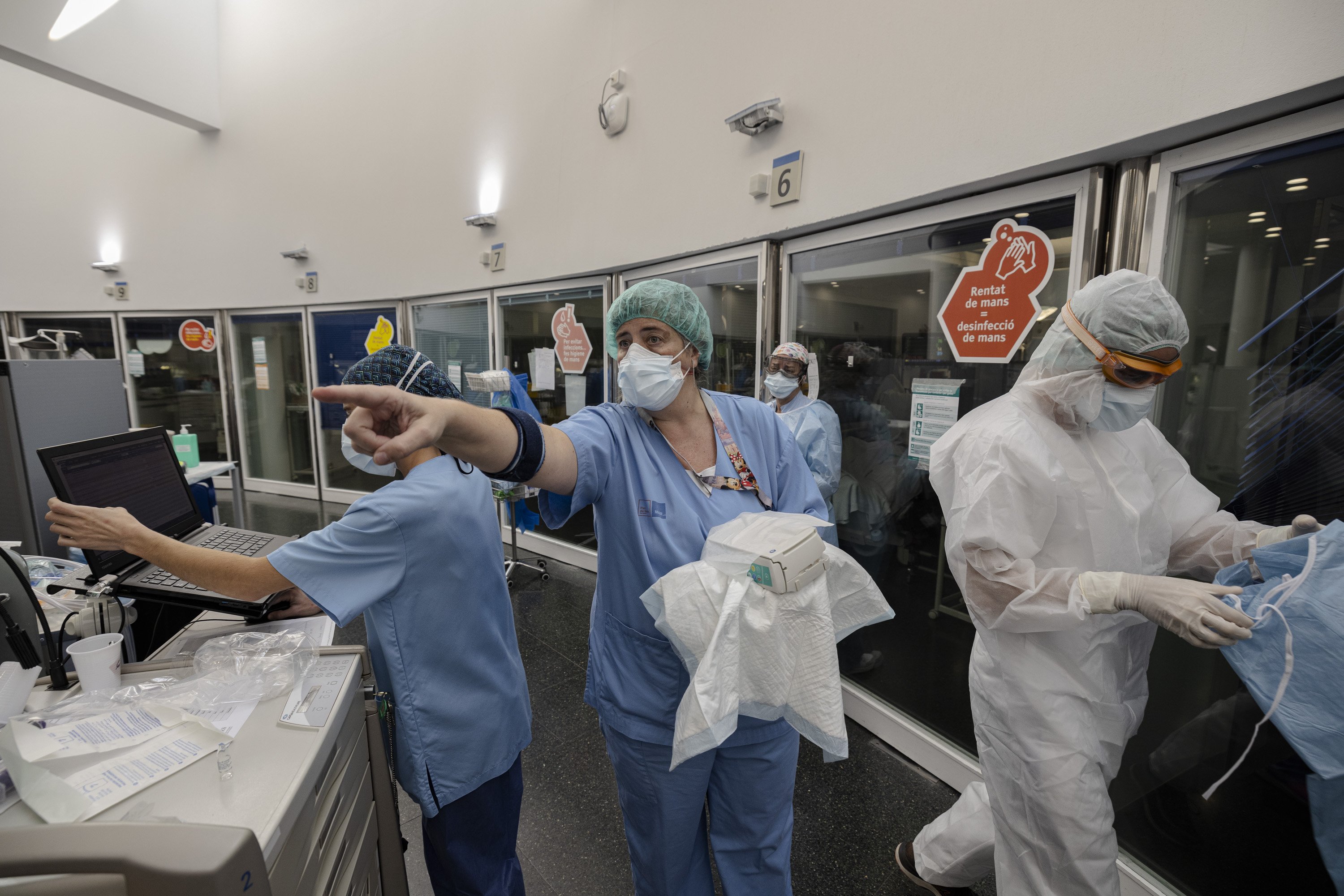 Baixen els infectats de Covid a Espanya però augmenta la pressió als hospitals