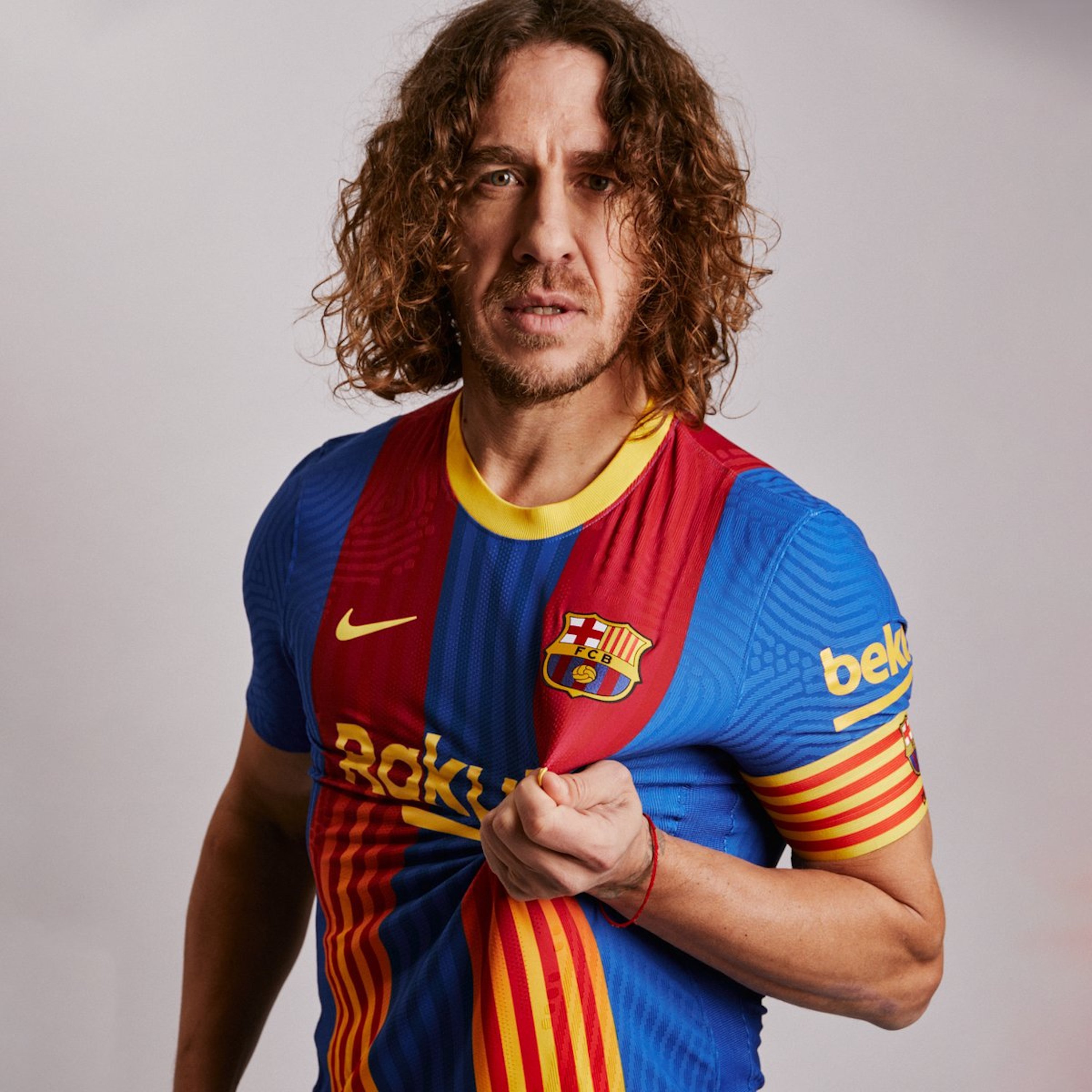 Puyol presenta la nueva camiseta del Barça para el Clásico con la senyera