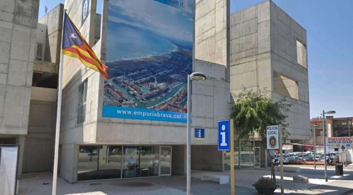 La Junta Electoral ordena retirar l'estelada de la policia a Castelló d'Empúries