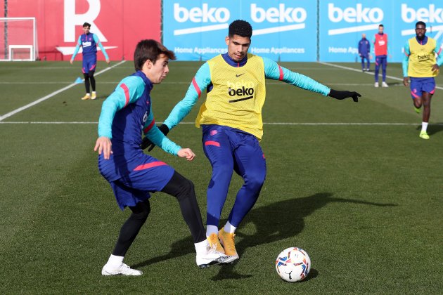 Araujo Riqui Puig entrenamiento Barça FC Barcelona