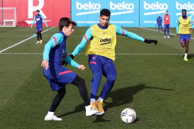 Araujo Riqui Puig entrenament Barça FC Barcelona