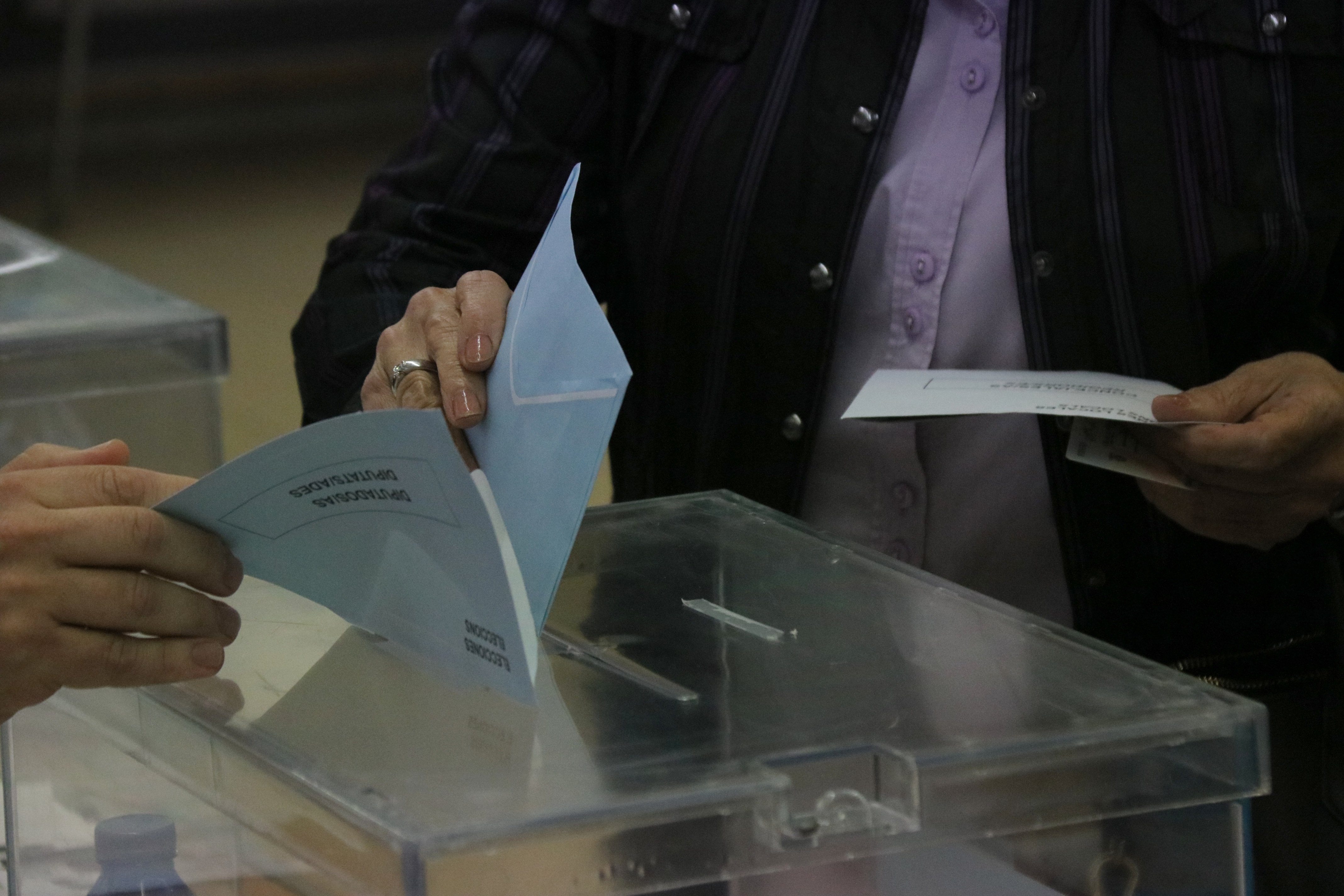 Llargues cues en oficines de Correus per tramitar el vot de les eleccions