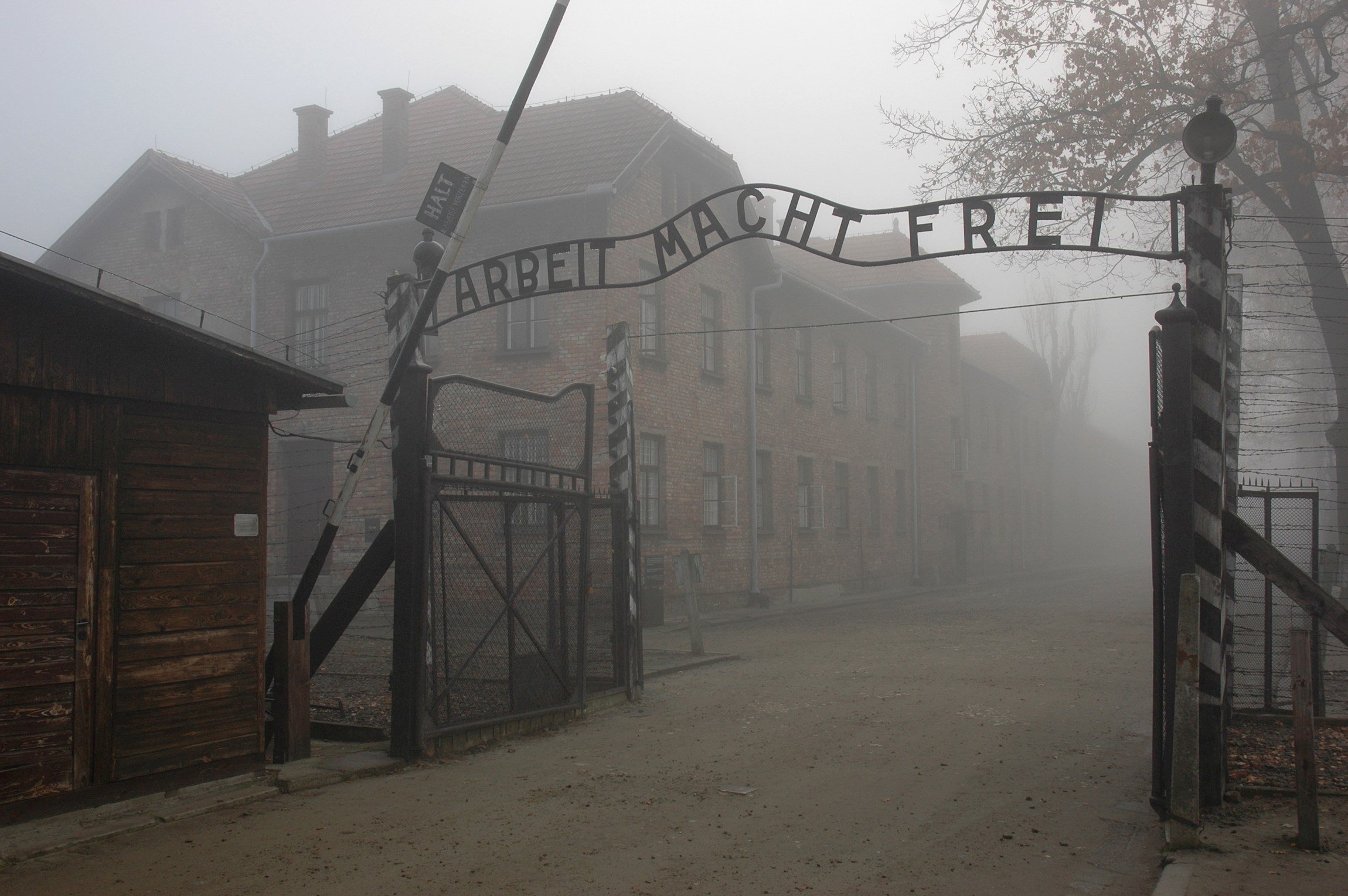 Una turista holandesa, detenida por hacer un saludo nazi en Auschwitz