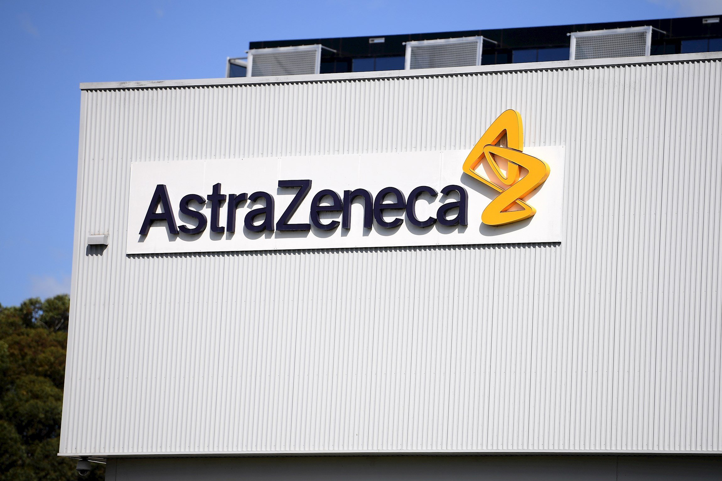 Despliegan una unidad antibombas en una fábrica de vacunas de AstraZeneca