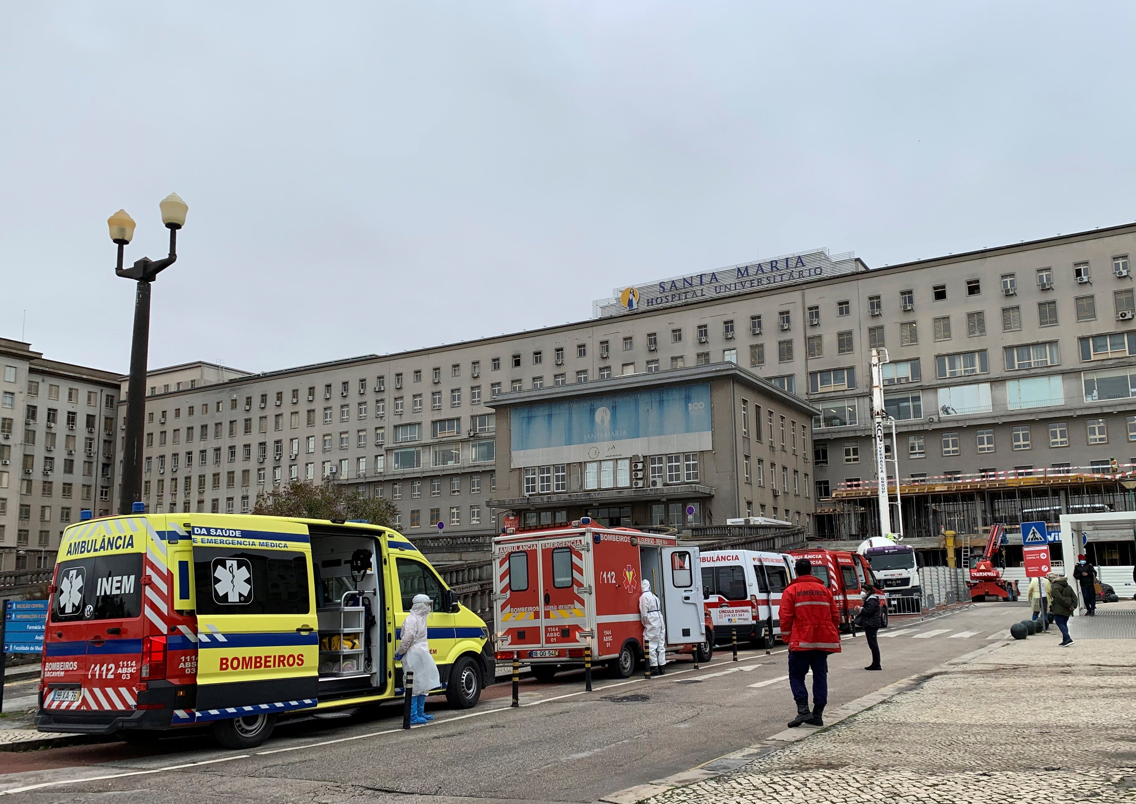 Desolació a Portugal: ambulàncies amb malalts de Covid esperen llits lliures