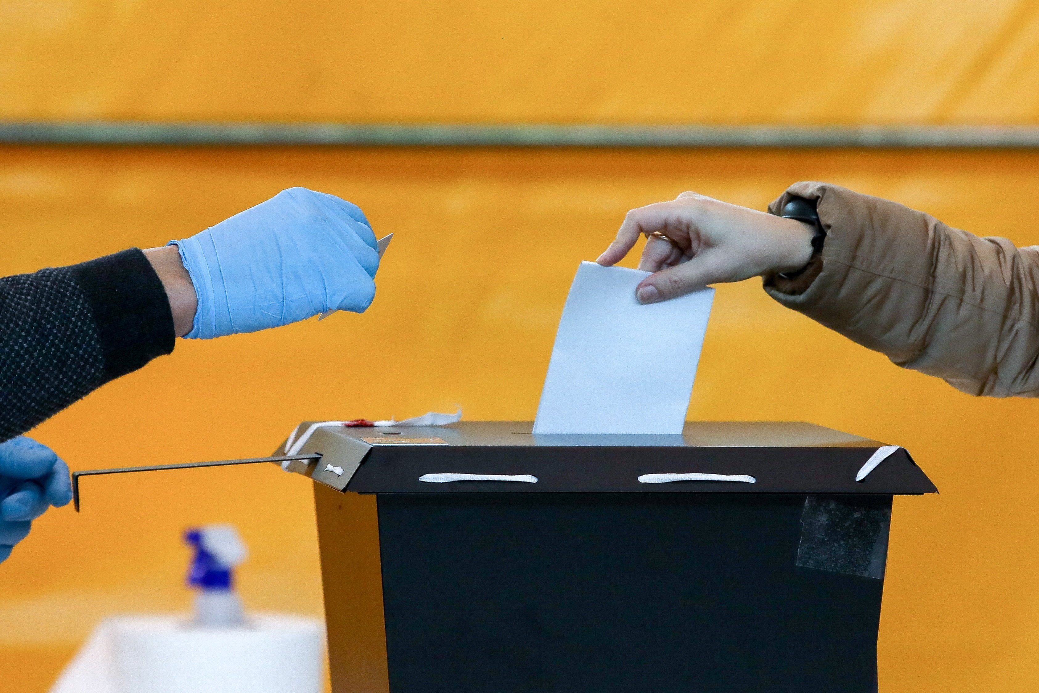 Los miembros de mesa tendrán test de antígenos pero no vacuna y harán un curso