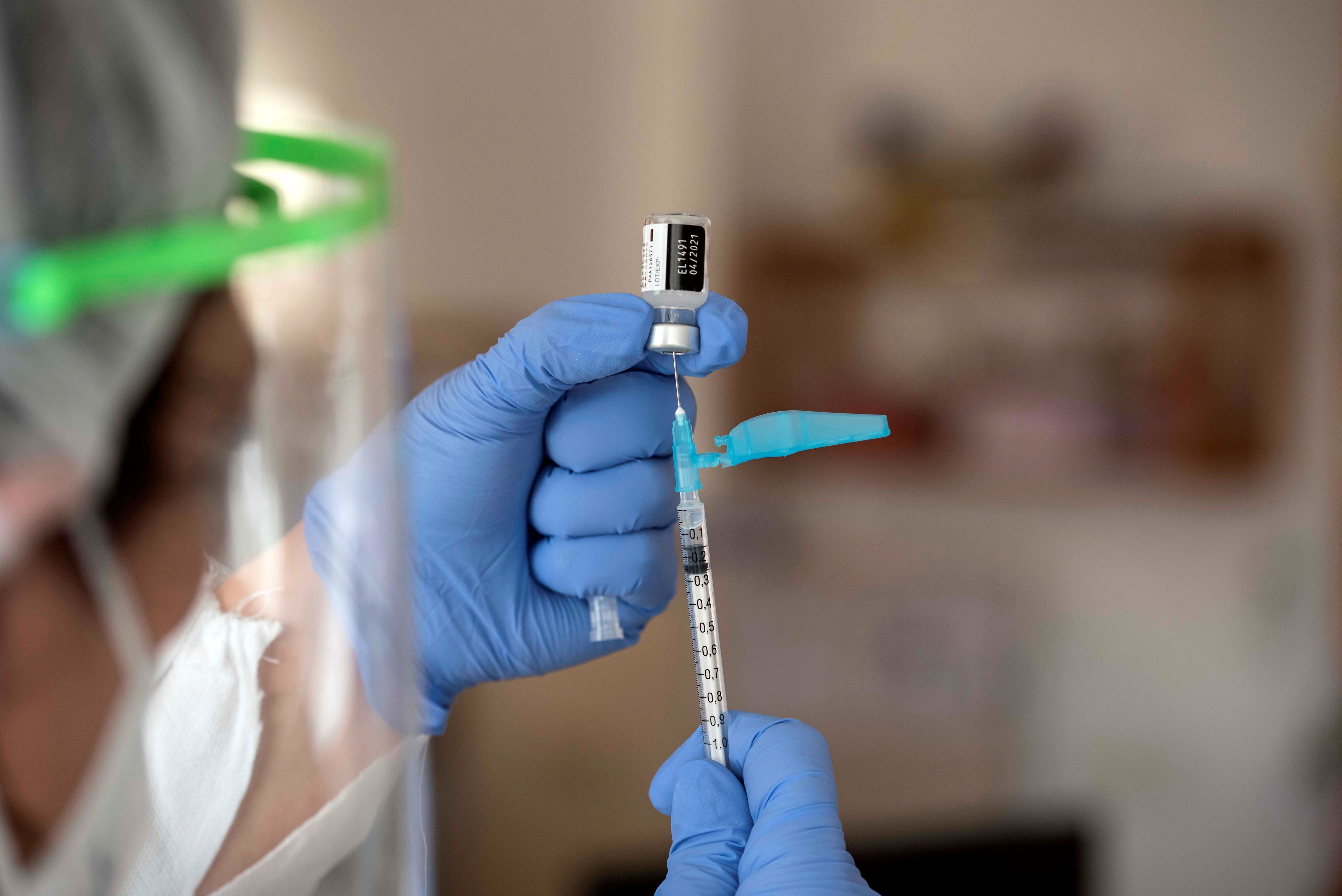Más de un millón de personas ya ha recibido las dos dosis de la vacuna en España