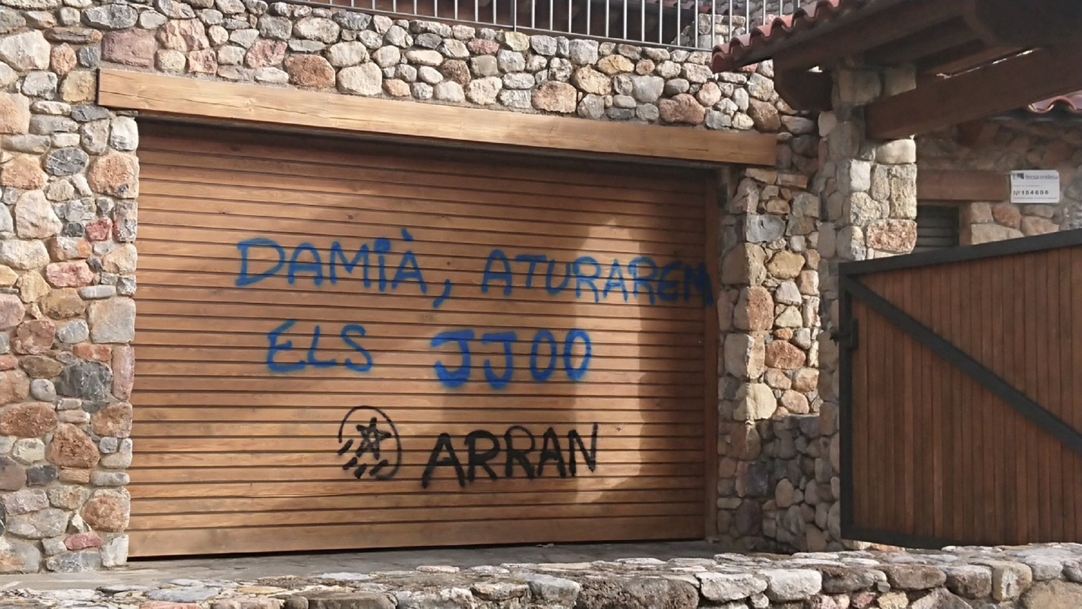 Arran fa pintades per assenyalar Calvet (i s'equivoca de casa)