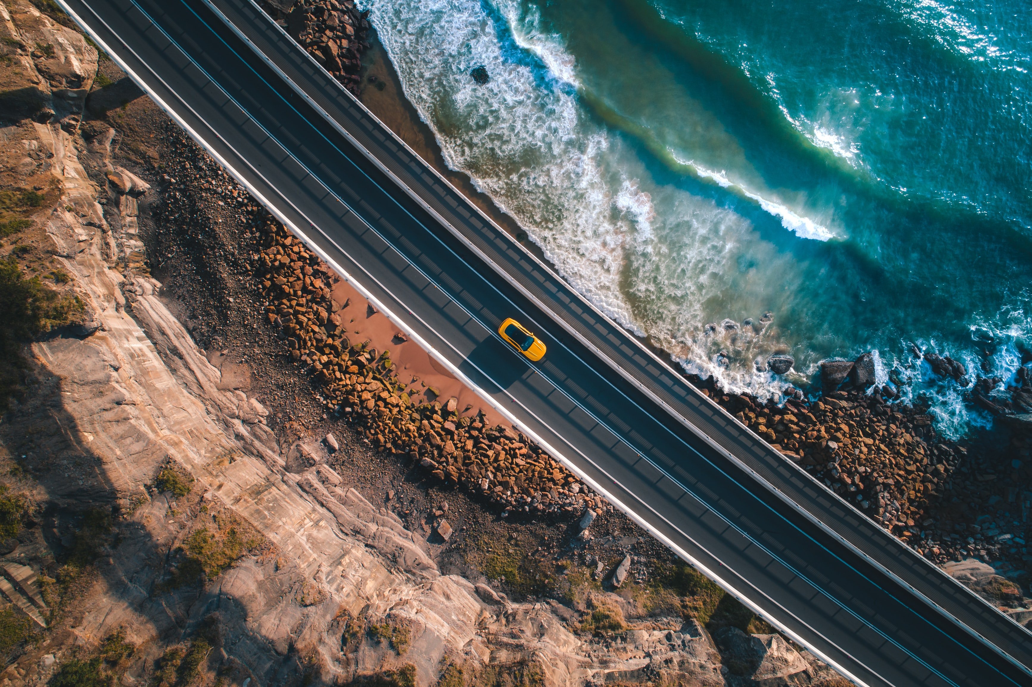 Carretera cerca mar   Unsplash