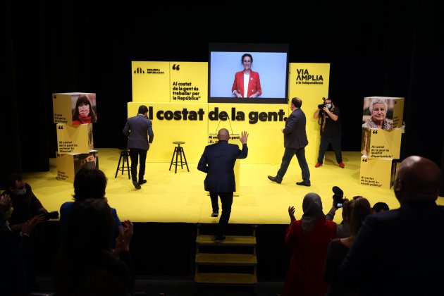 Junqueras, Aragonès y Romeva subiendo al escenario / Sergi Alcàzar