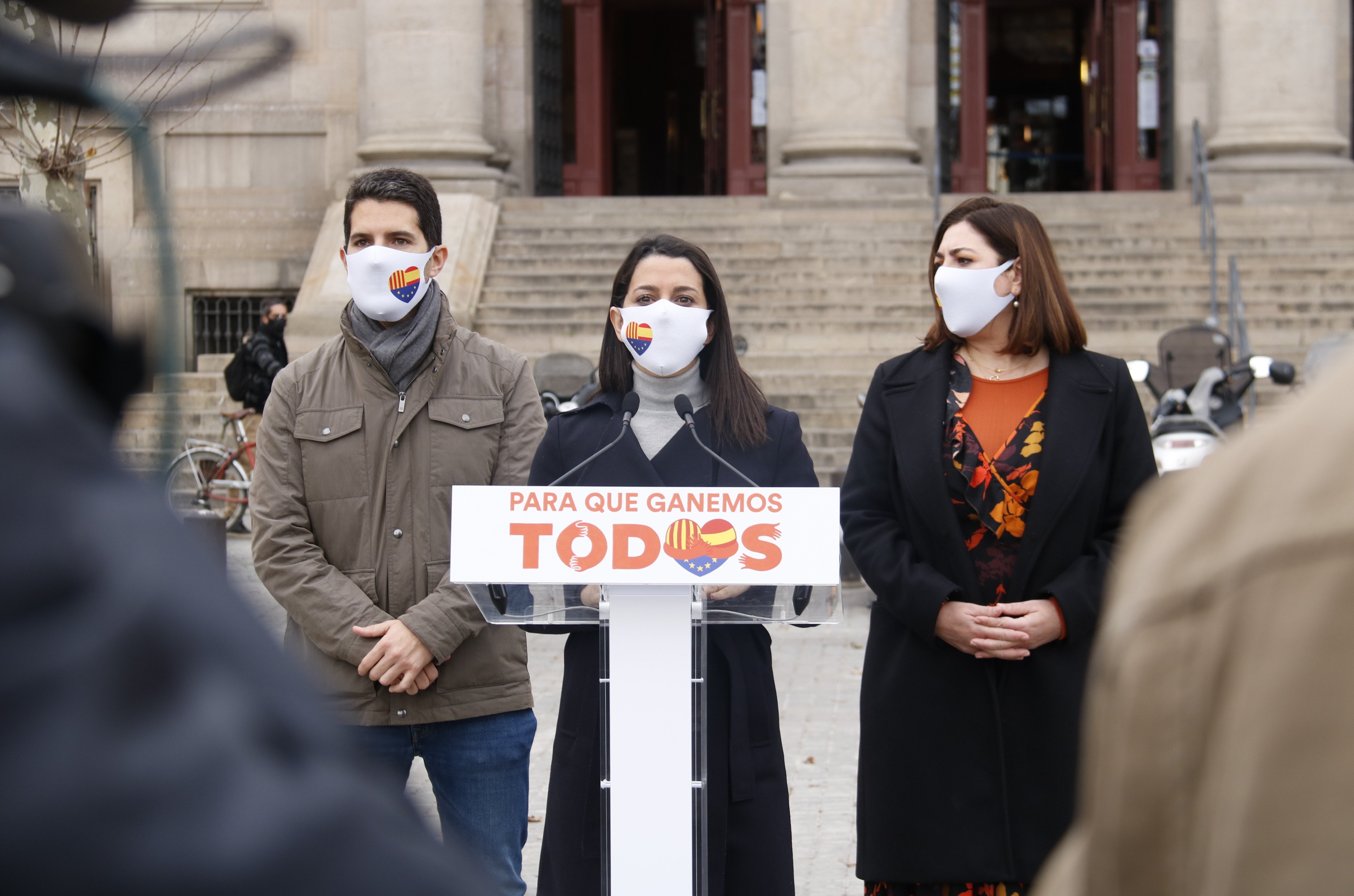 Arrimadas troba "indignant" que surtin els presos "mentre la gent tanca negocis" Arrimadas troba "indignant" que surtin els presos "mentre la gent tanca negocis"