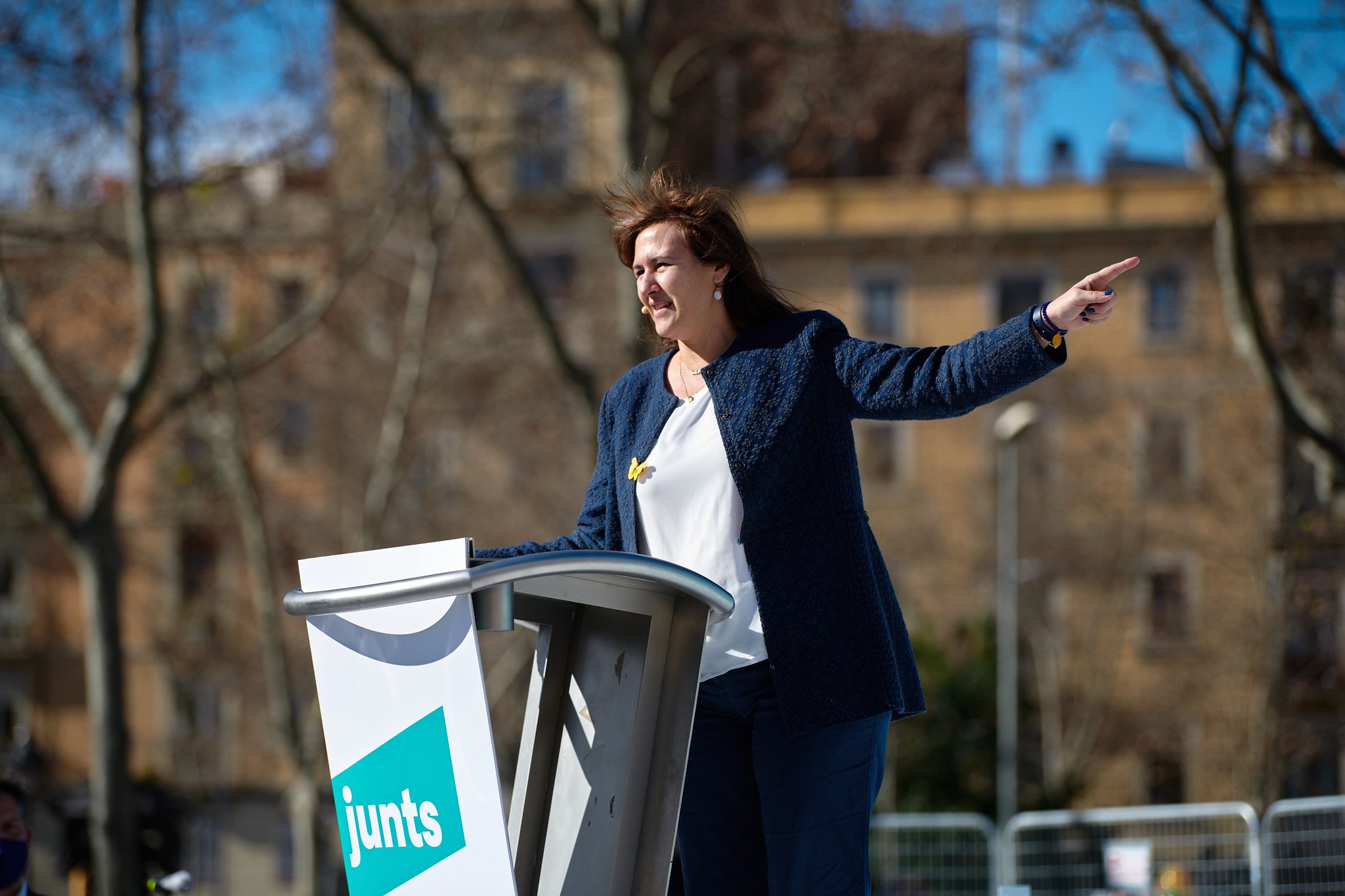 Vuelan urnas (y alguna silla) delante del TSJC en un acto de JxCat