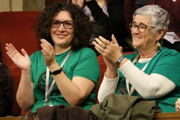 Miembros de la PAH aplauden la aprobación en el Parlamento del decreto de medidas urgentes para la vivienda en febrero del año pasado ©ACN.