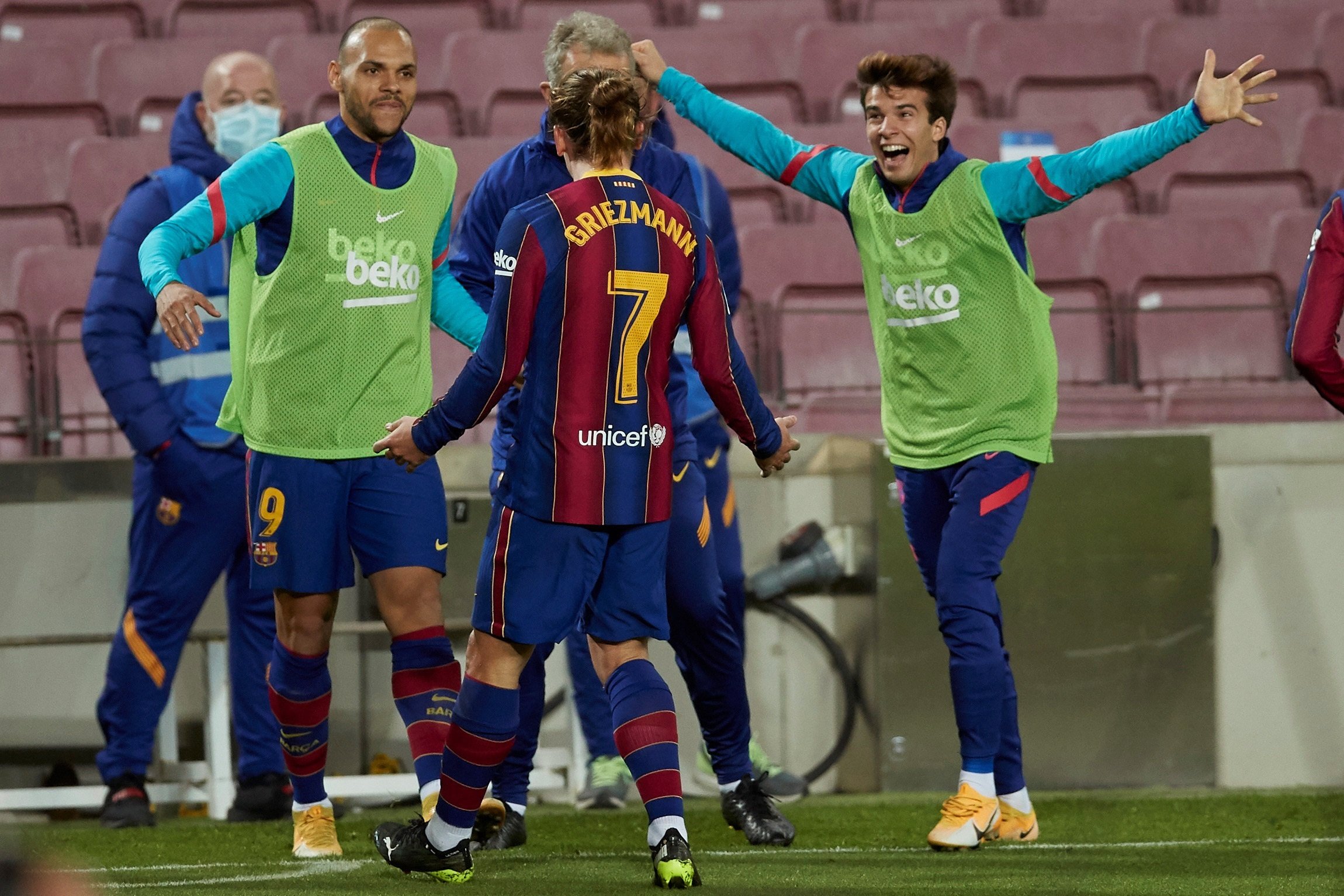 Cop d'efecte del Barça al Reial Madrid però amb un Atlètic imparable