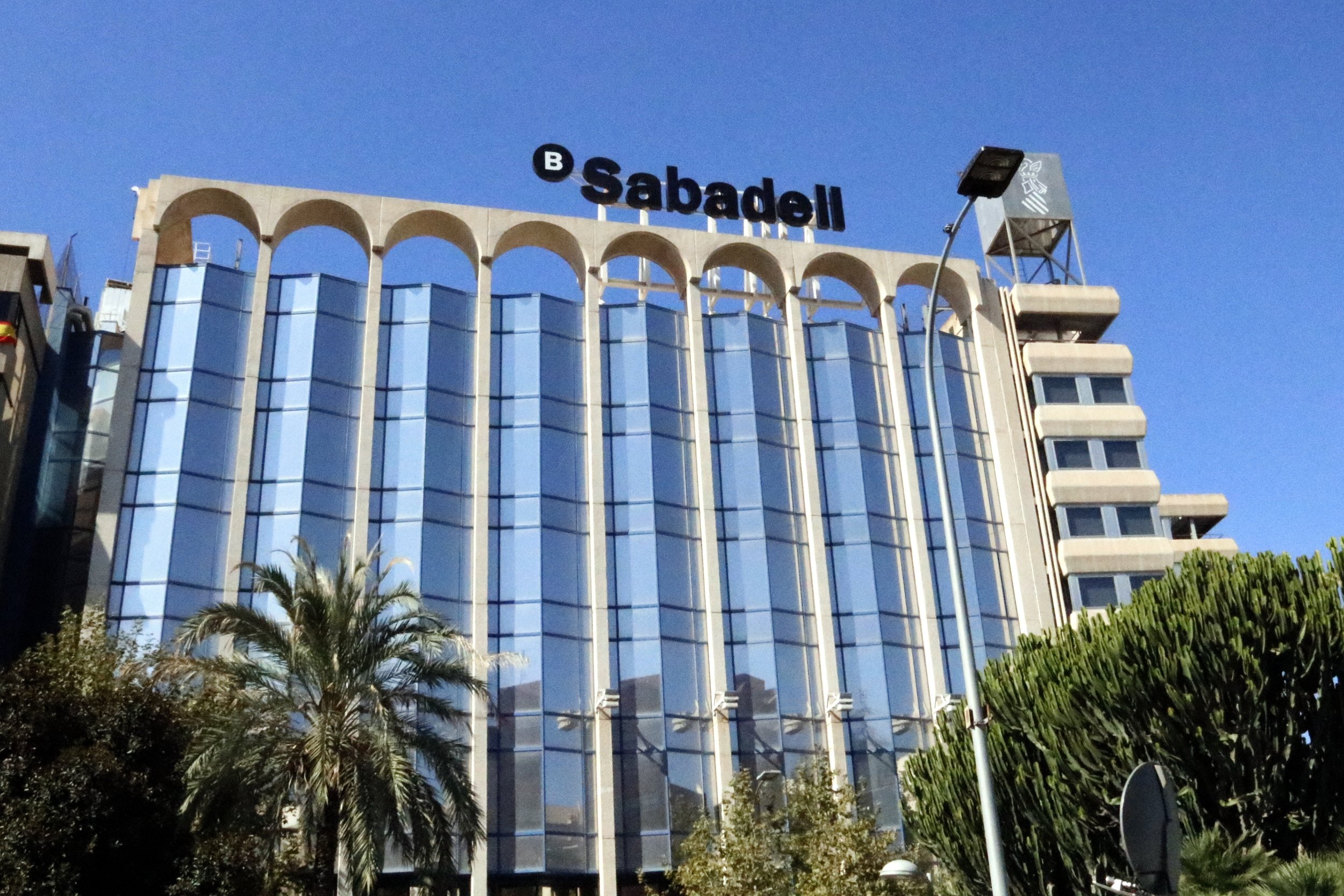 Banc Sabadell gana 73 millones hasta marzo, 22% menos, TSB en beneficios