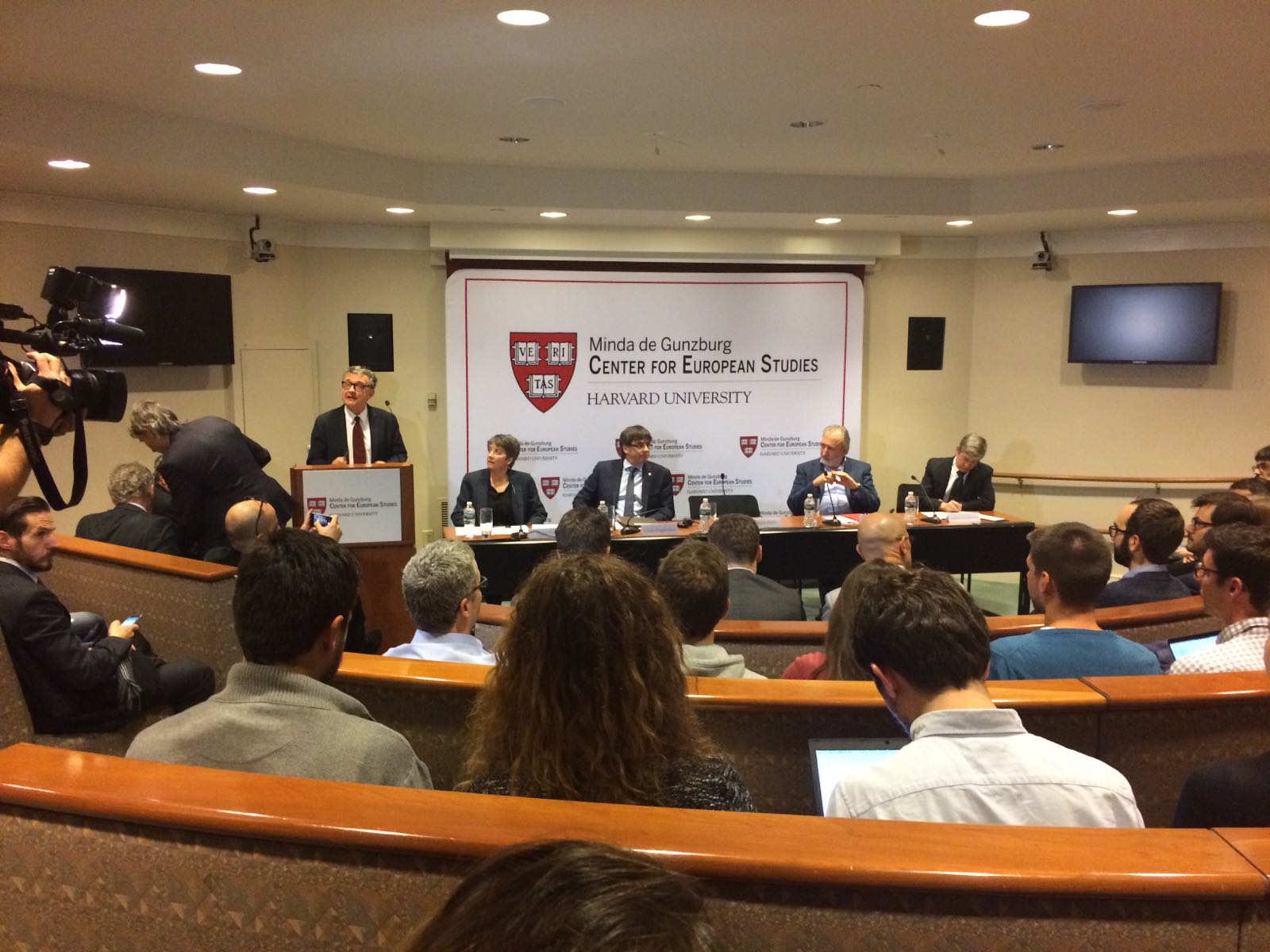 Un exdiputat del PP i l'okupació de la seu del PP irrompen a la conferència del president