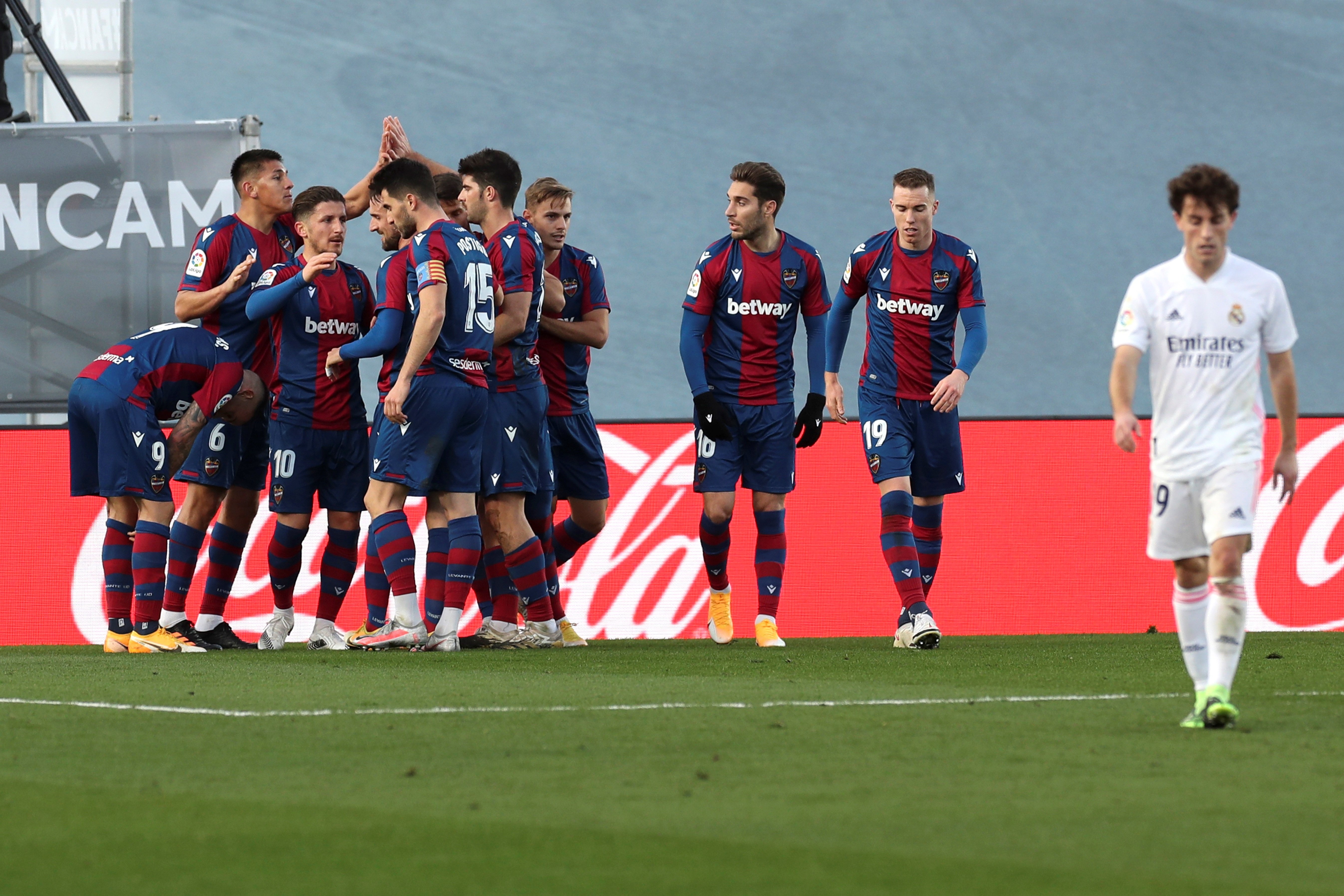 Show del Real Madrid contra el árbitro: "Ha sido fuera, ¡vaya tela!"