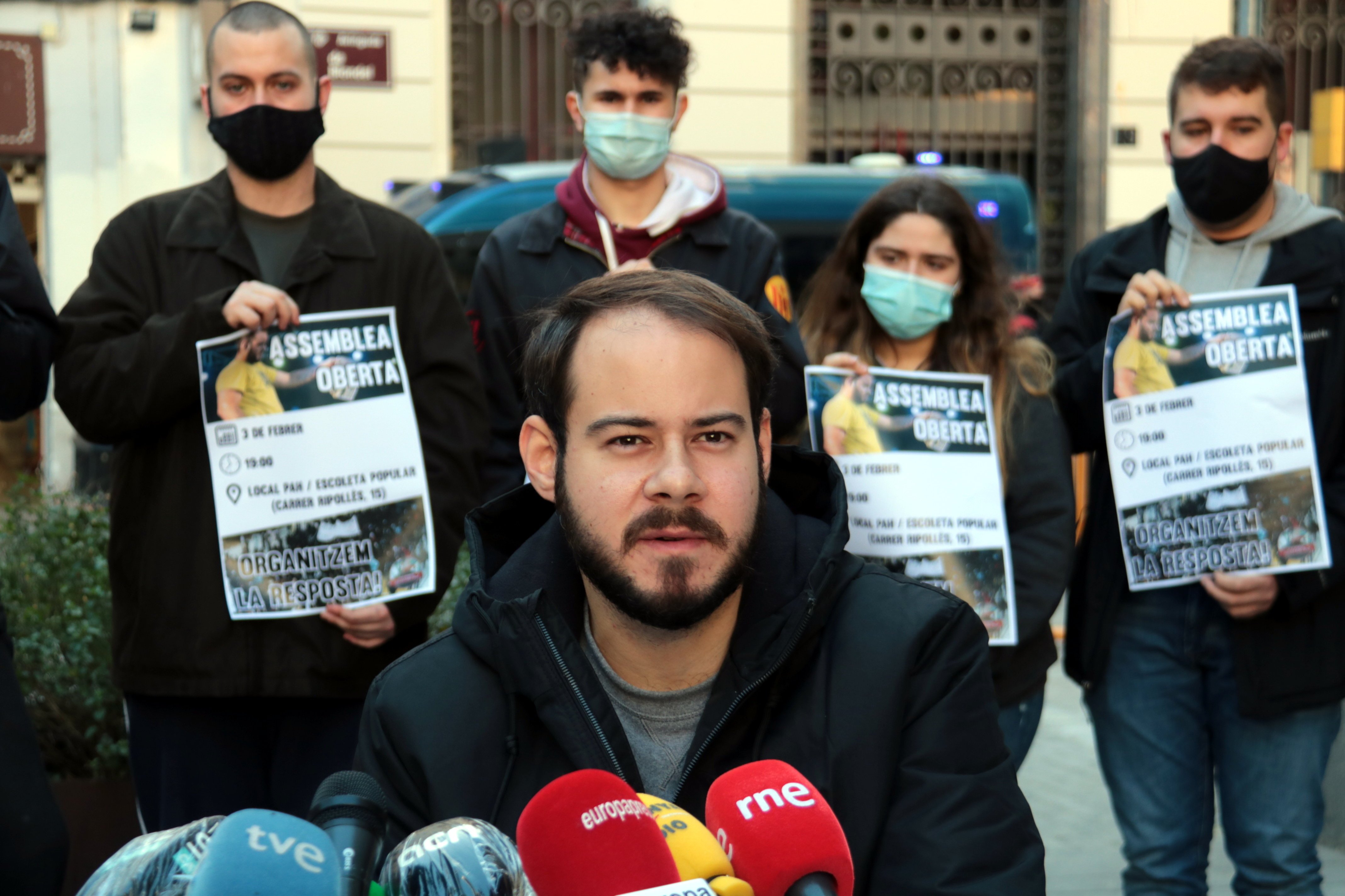 Almodóvar, Serrat y más de 200 artistas piden la libertad de Pablo Hasél