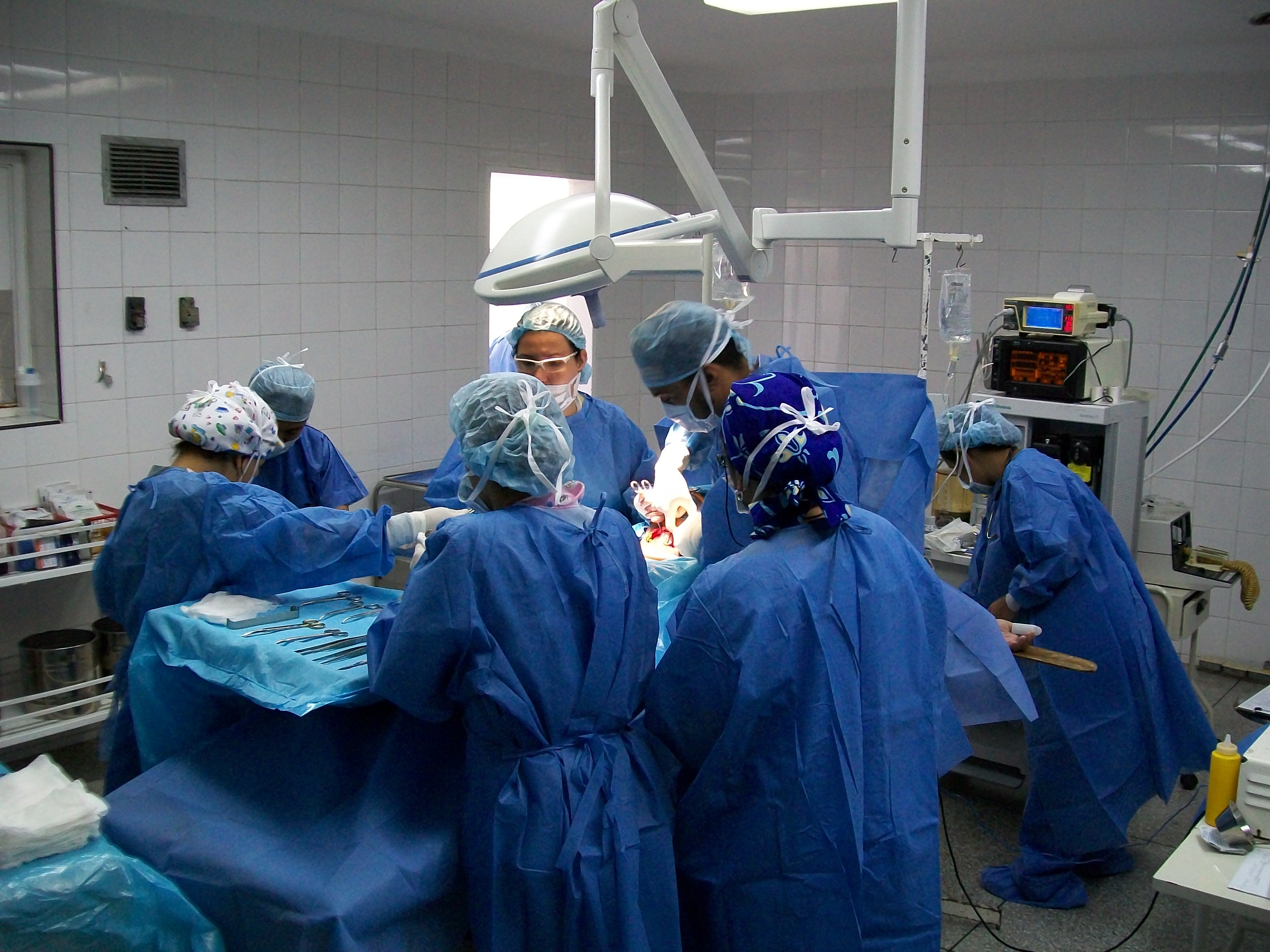 Can Ruti practica la primera laringectomía total hecha con robot en España