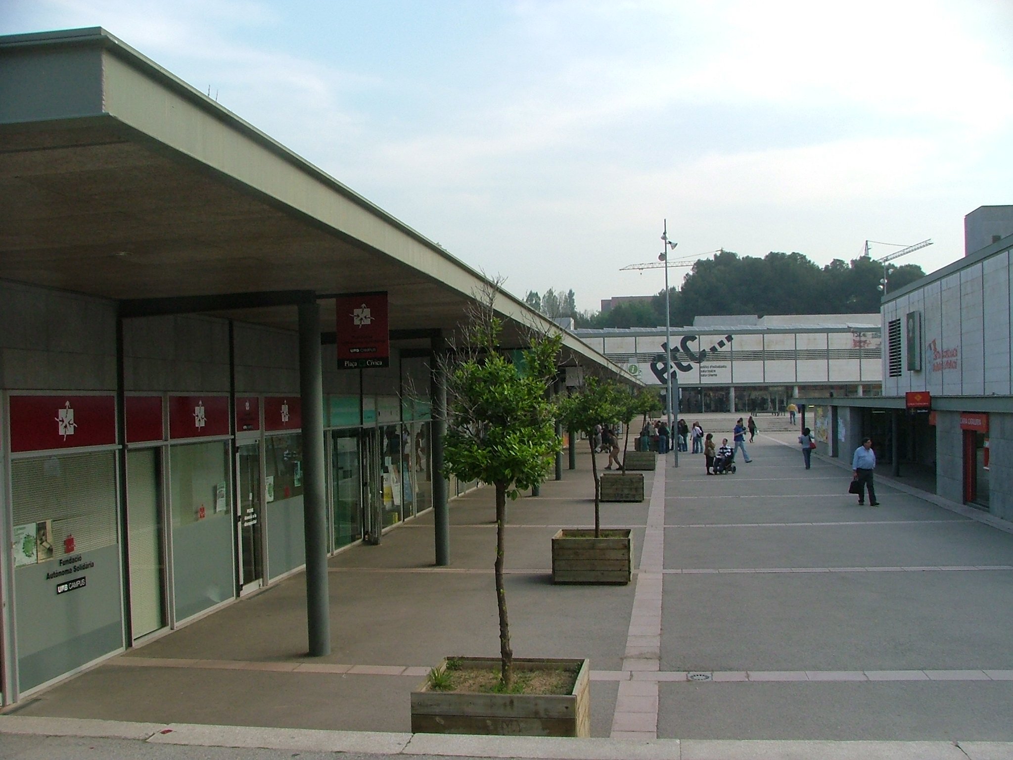 Plaça civica uab 1 / Antonio de Loreno / Wikipedia