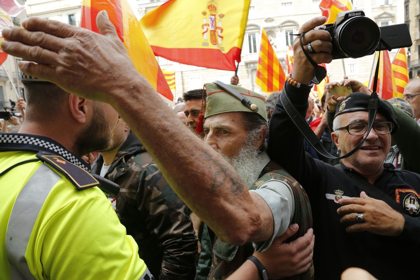 Tensa marcha de exlegionarios en Barcelona contra el independentismo