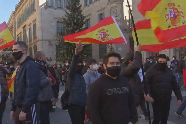 salutacio feixista a plaça sant jaume TV3