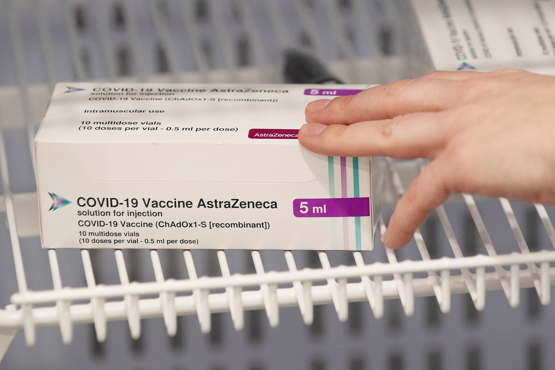 La vacuna d'Oxford i AstraZeneca redueix un 67% els contagis de Covid