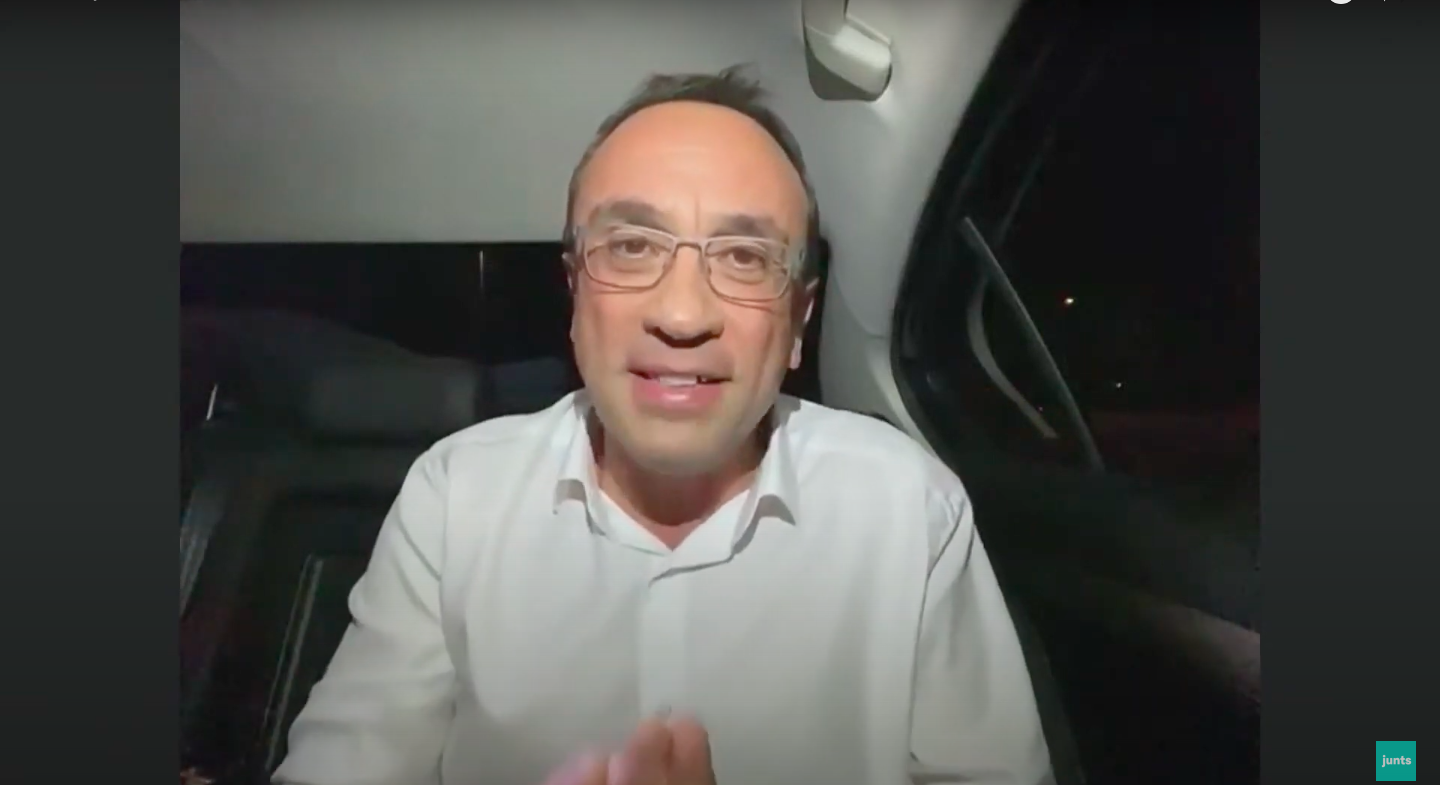 Rull interviene en el mitin desde el coche para llegar a Lledoners