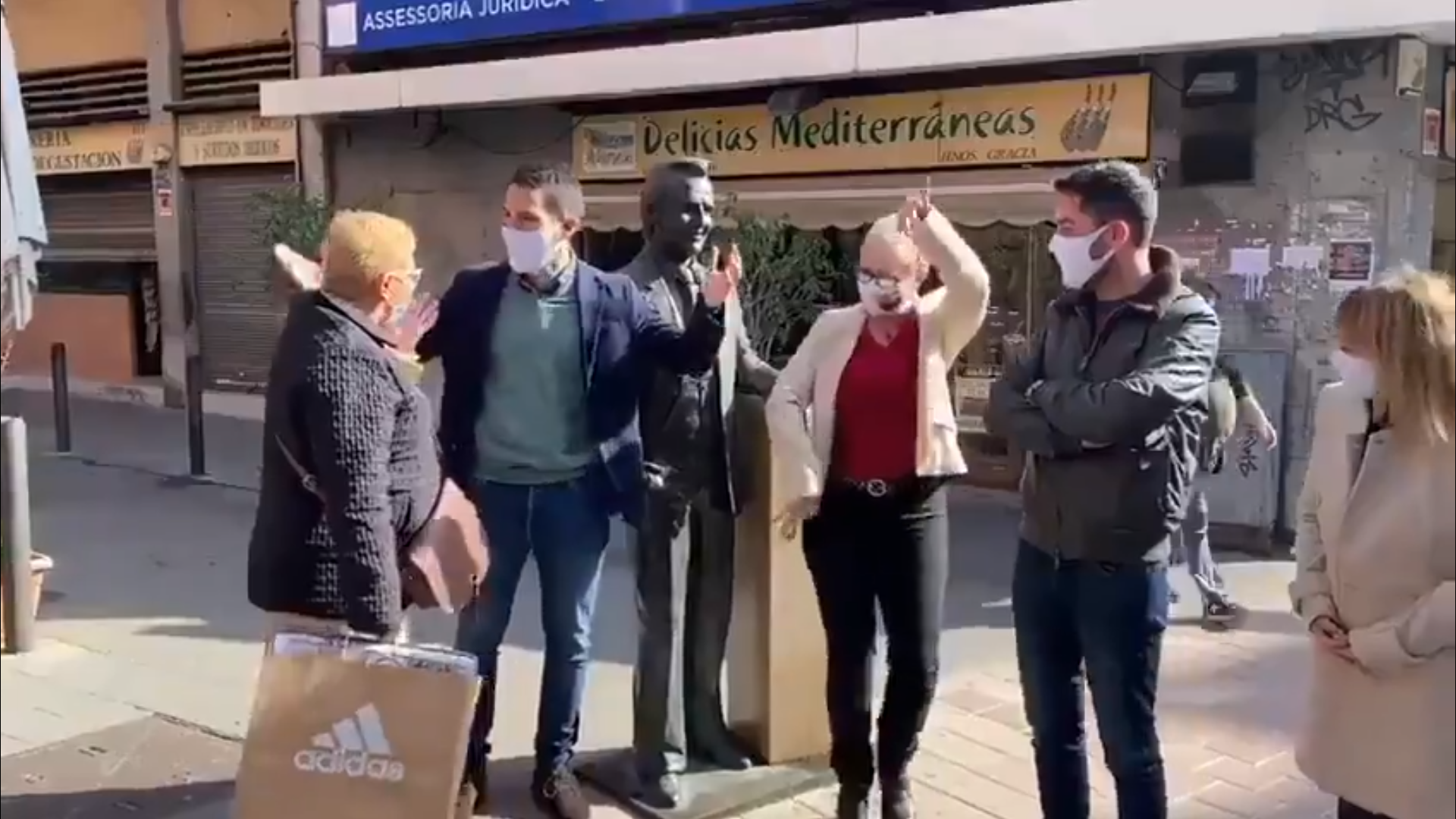 VIDEO | Cs entona el 'Viva España' en Badalona para conjurar las malas encuestas