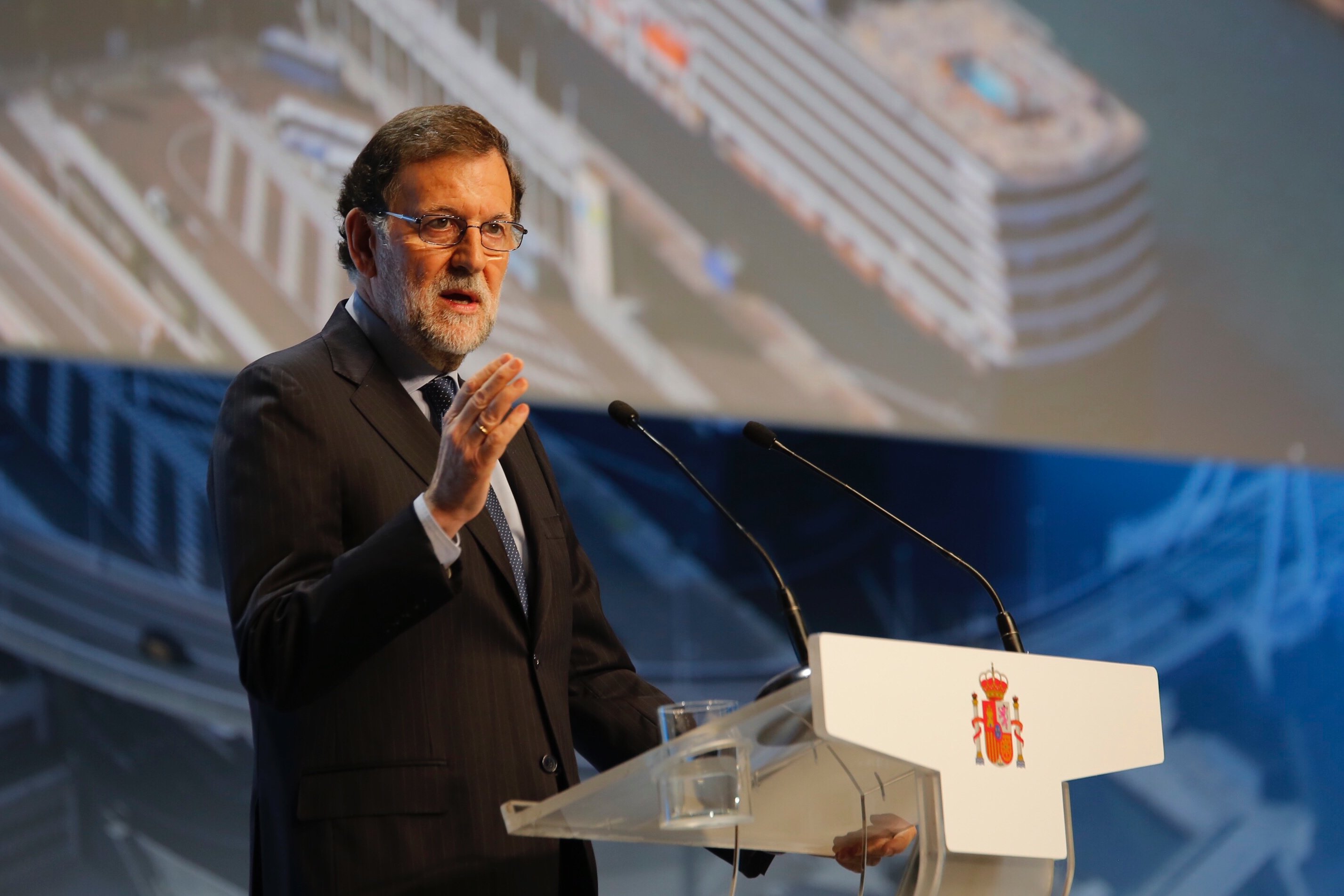 Rajoy reclama a los empresarios catalanes ayuda para ganar "la batalla de la moderación"