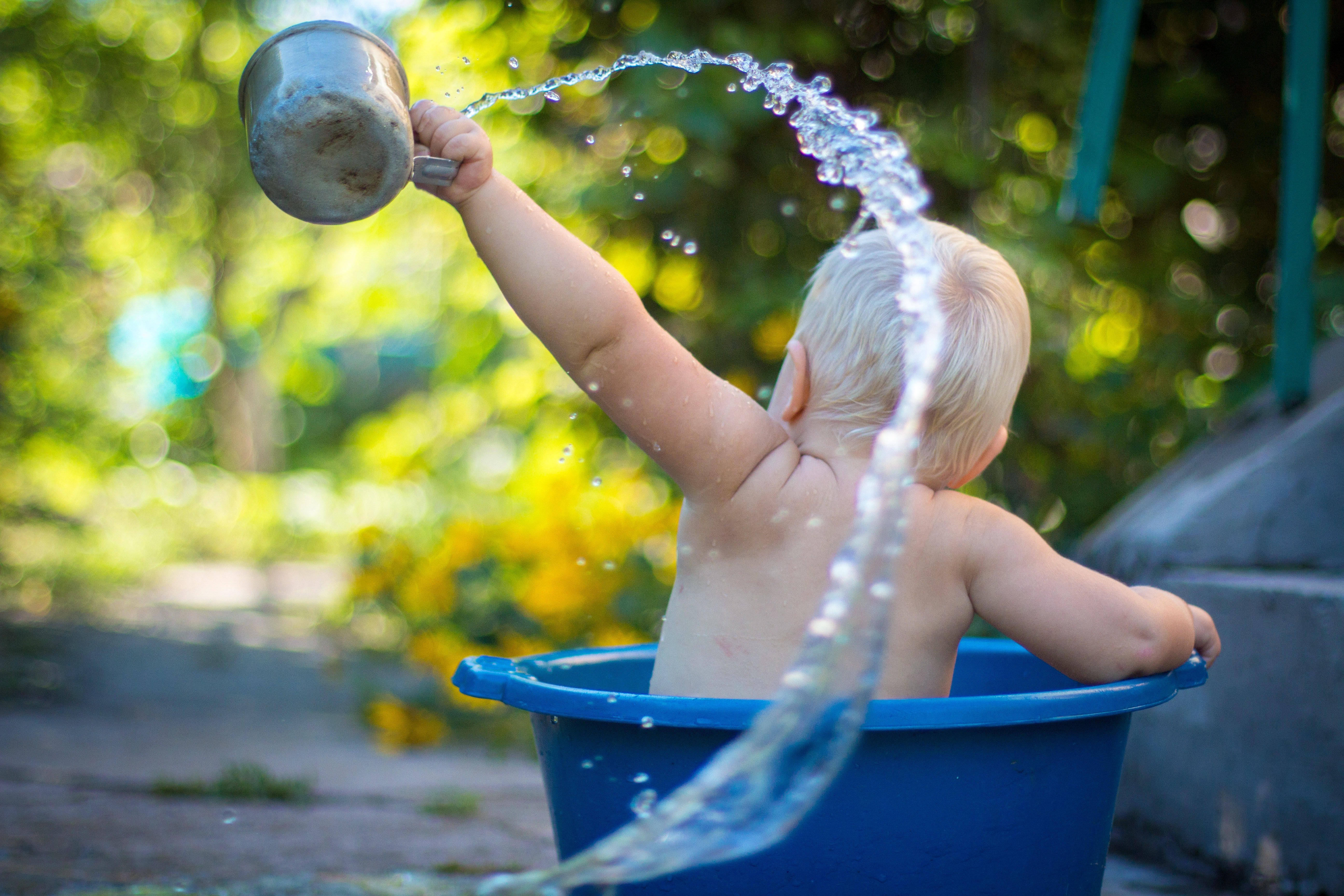 Niño agua