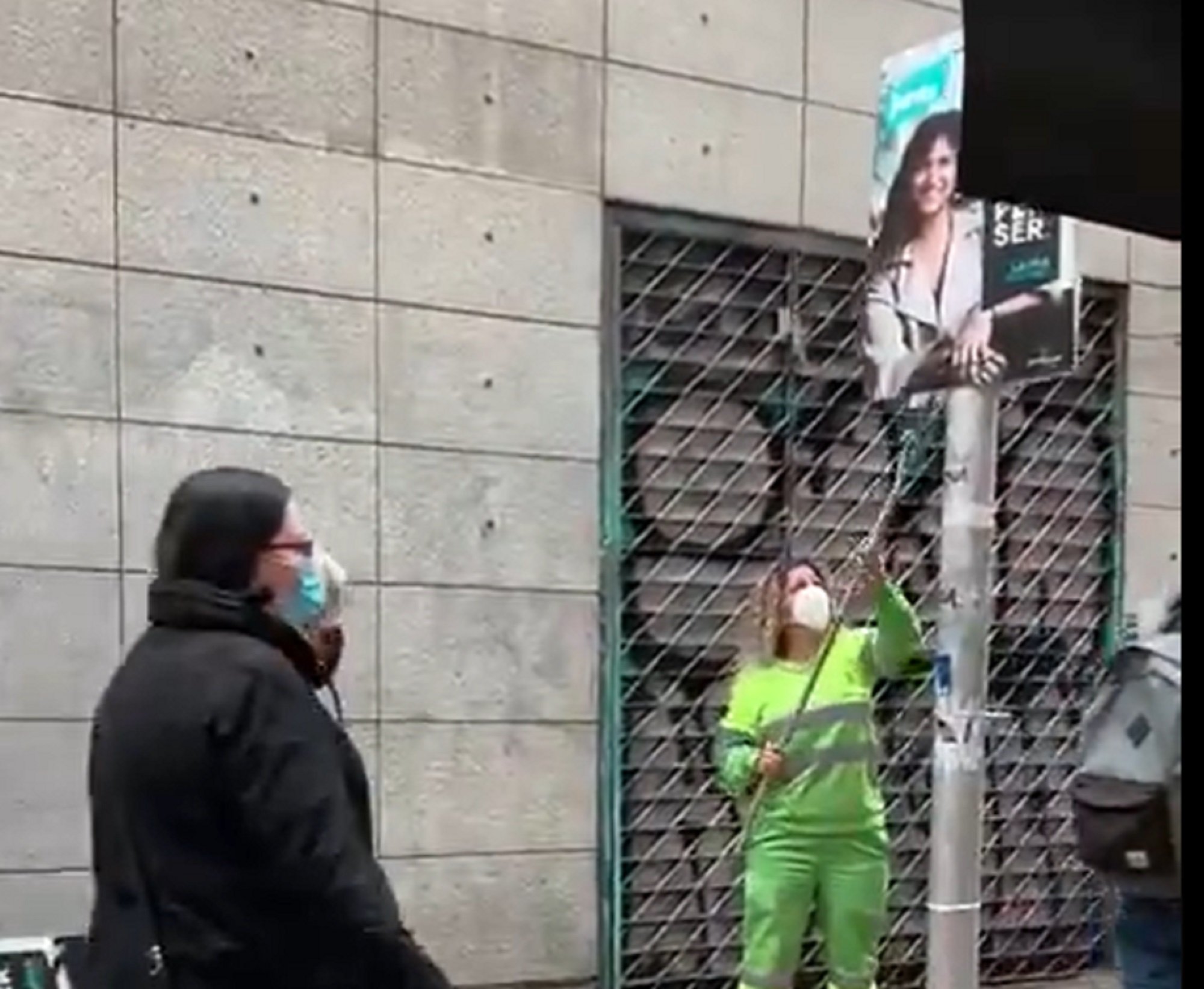 Polèmica a Barcelona per la retirada de cartells electorals de JxCat