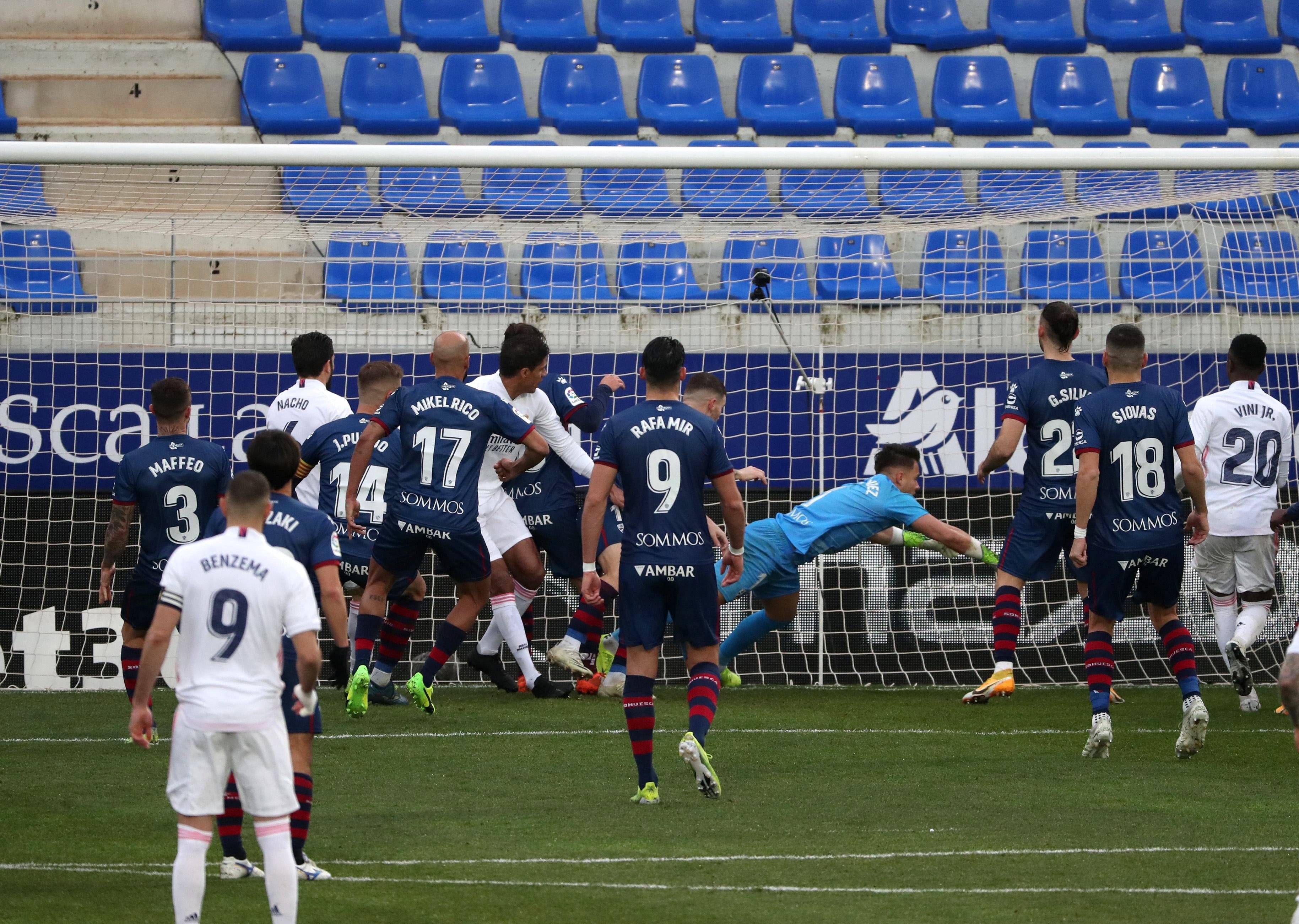 El Reial Madrid salva els mobles a Osca gràcies a dos gols de Varane (1-2)