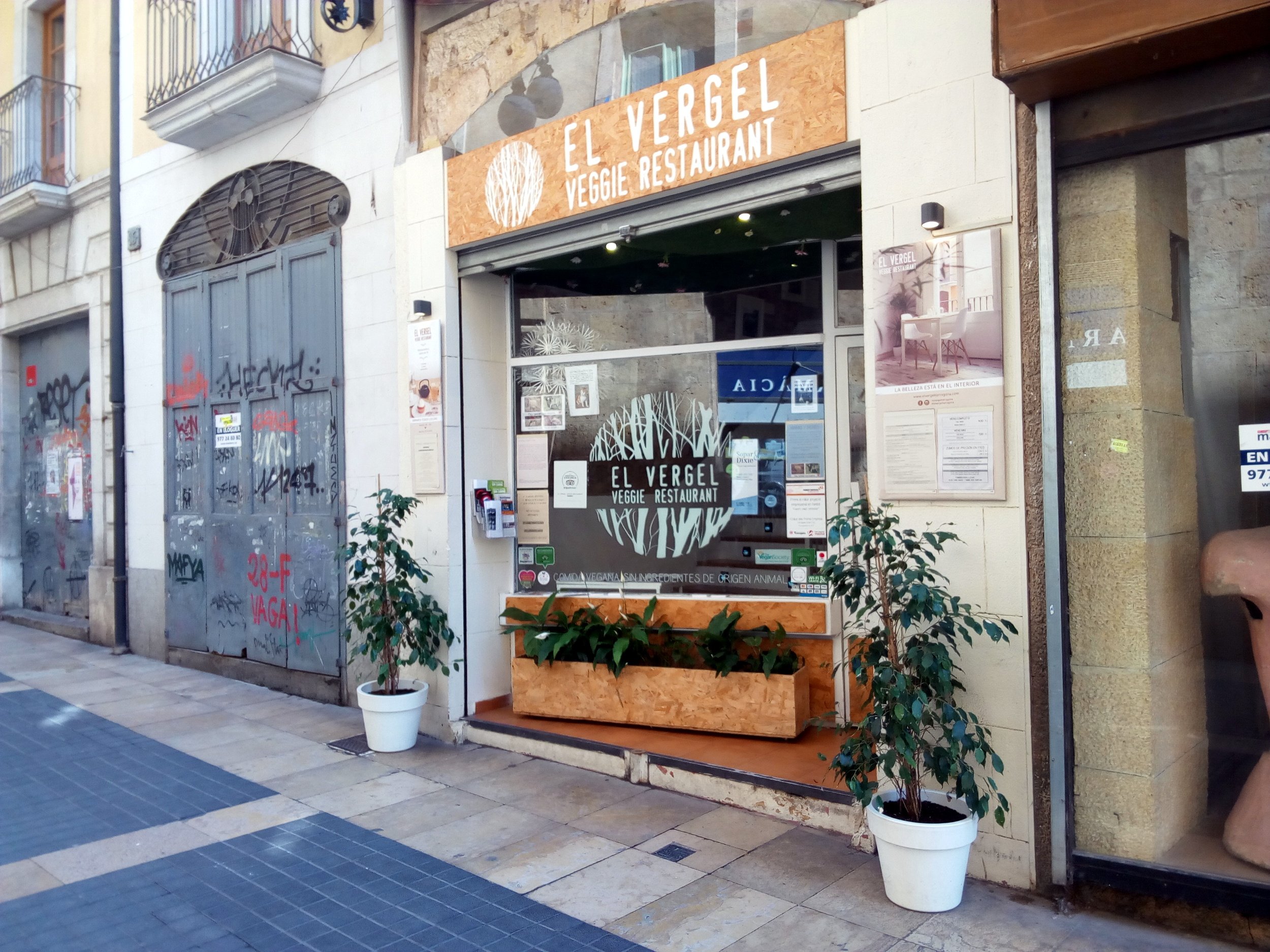 Polèmica per un restaurant vegà de Tarragona que no permet donar biberons amb llet de vaca