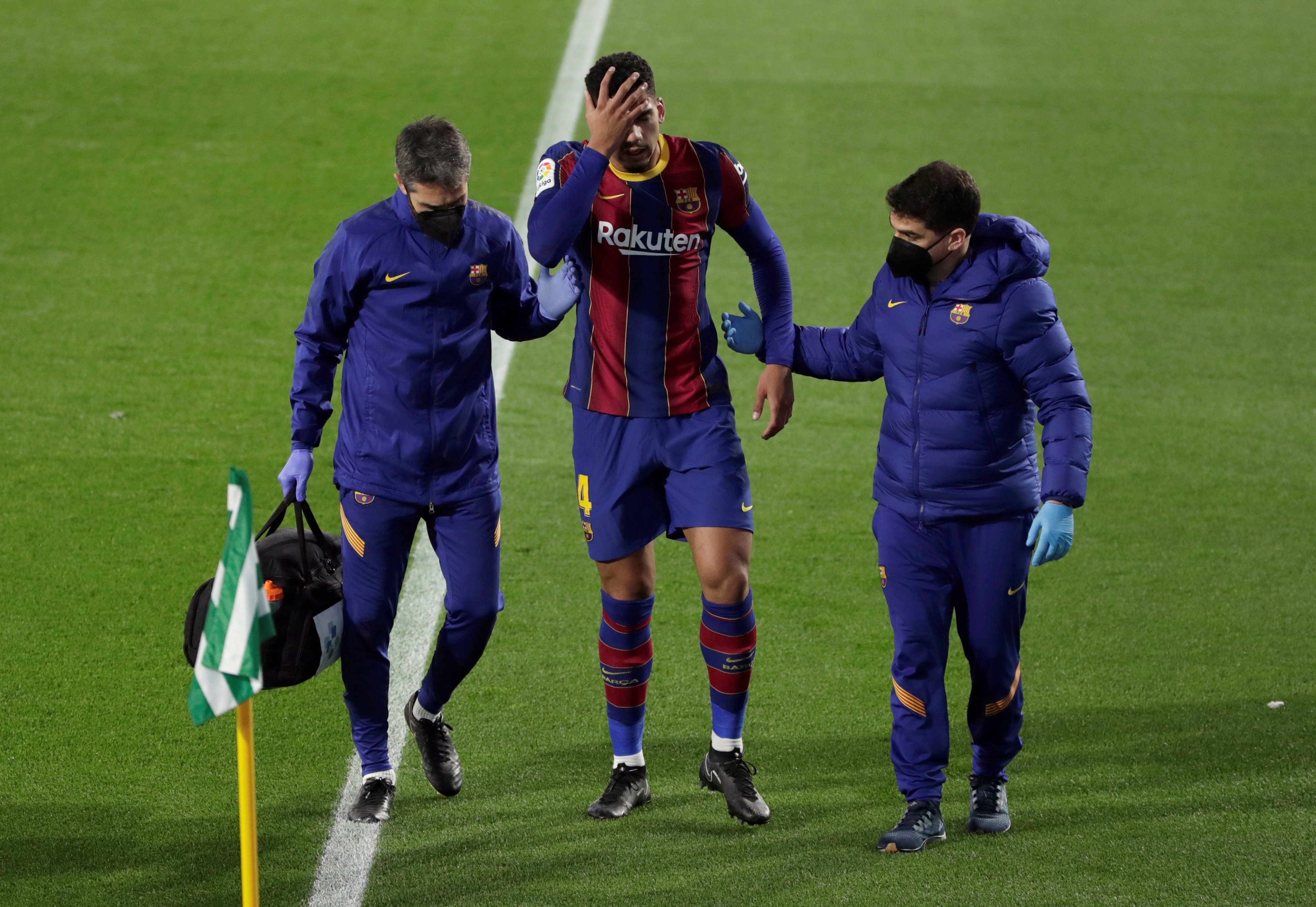 El Barça vuelve a reaccionar en la noche de la lesión de Araujo