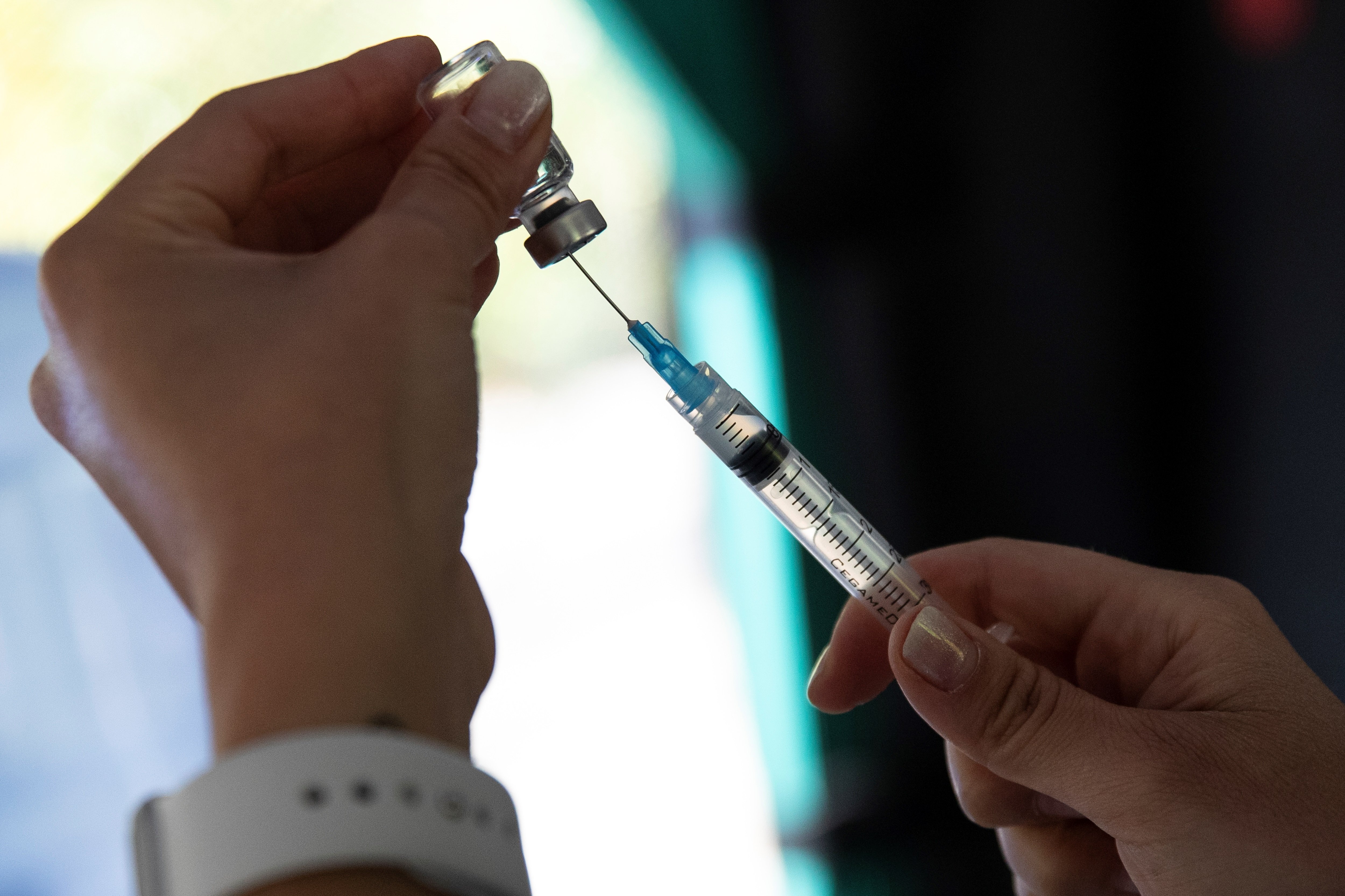 Noves variants i vacunes: com es poden modificar per ser més efectives?