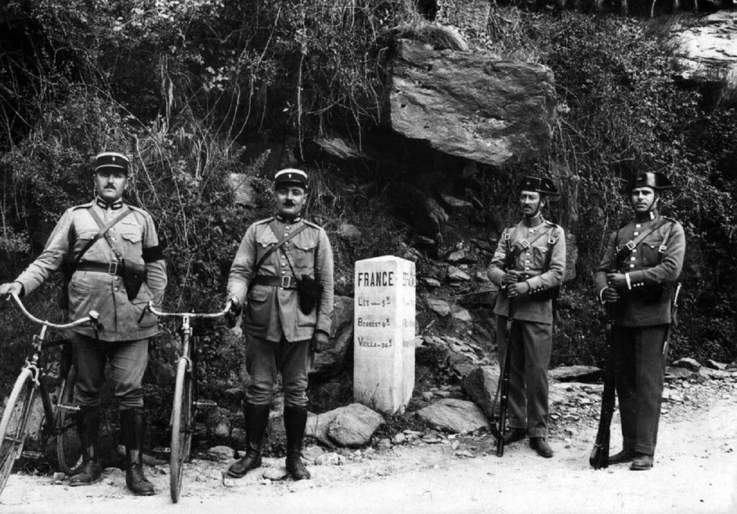 Las tropas franquistas cierran los pasos fronterizos catalanes