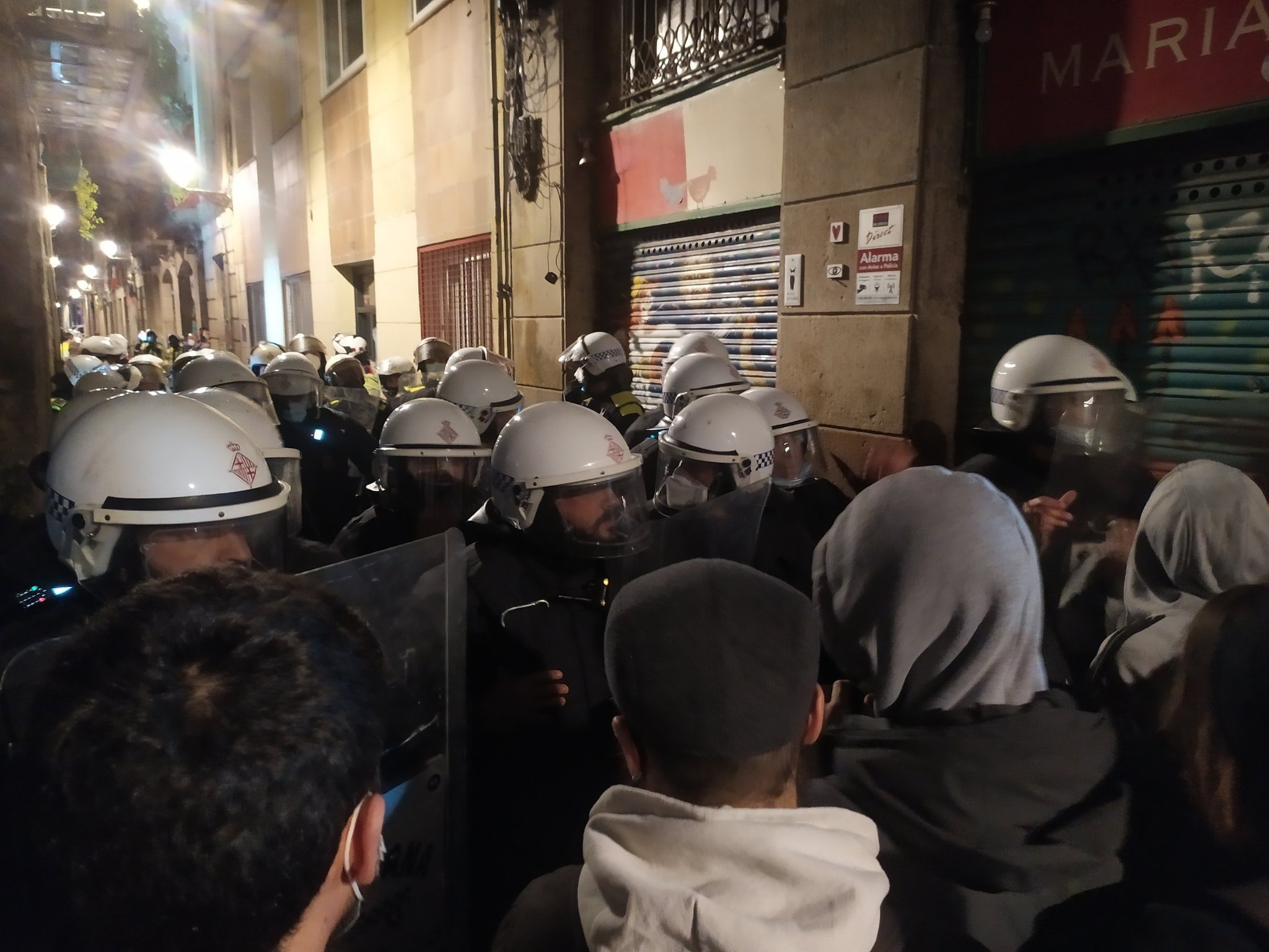 Càrregues policials durant un desnonament al Gòtic