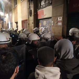cargas policiales barrio gotic barcelona desnonamiento - @repressiu