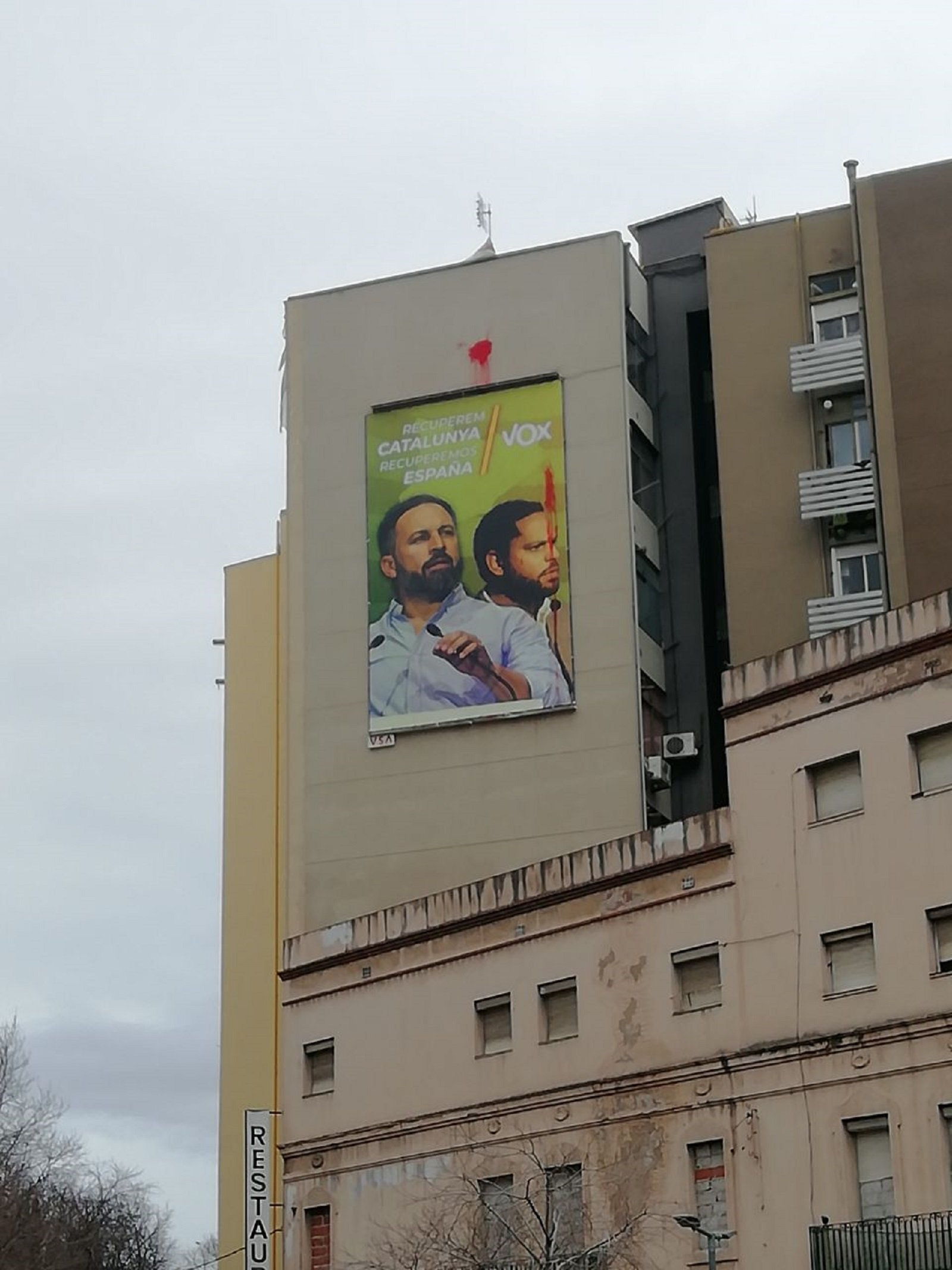 Así han tapado un cartel enorme de Vox en Barcelona