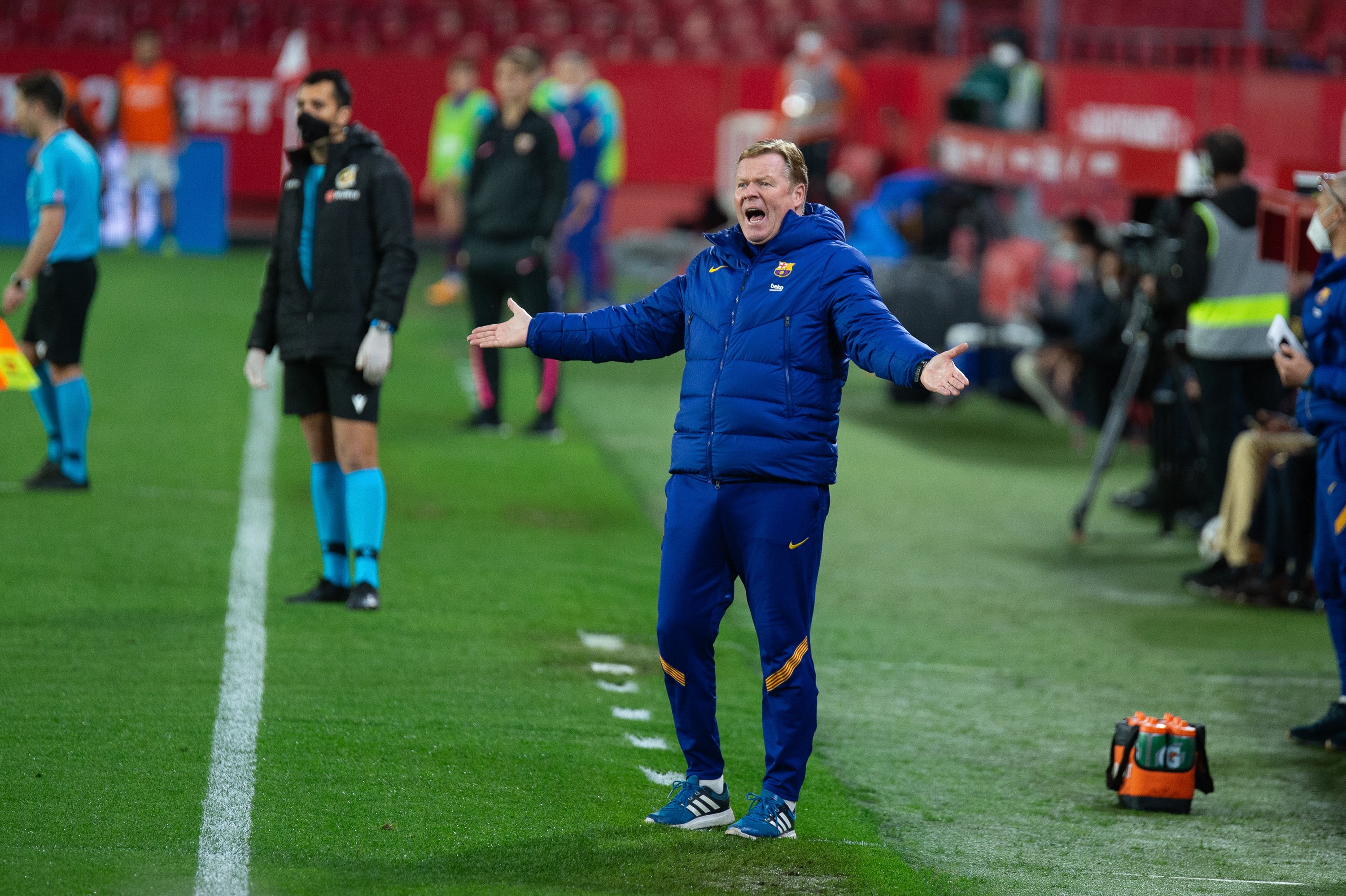 Koeman se excusa después de la derrota en Sevilla: "Ha sido penalti"