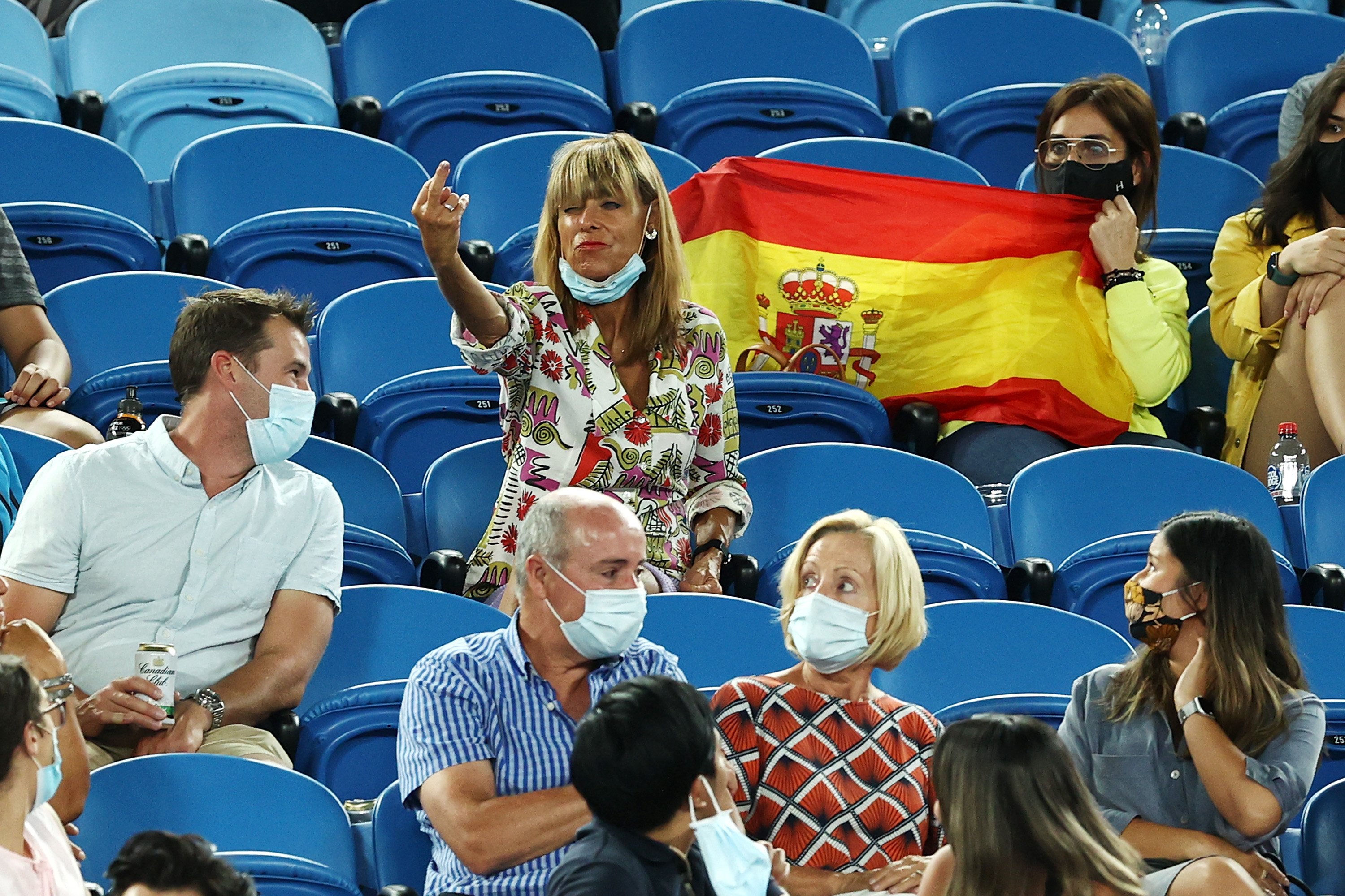 Una aficionada le hace una peineta a Nadal durante el Open de Australia