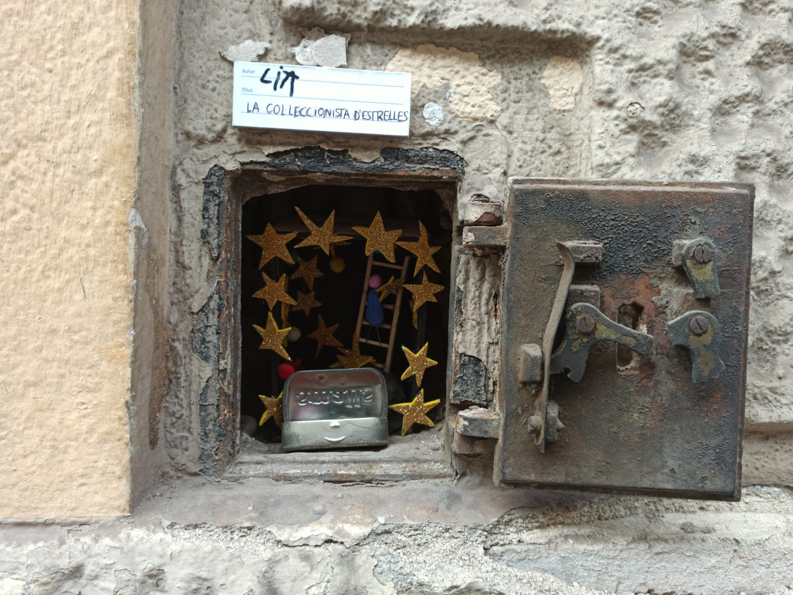 El museo más pequeño del mundo: arte escondido dentro de los muros de Barcelona