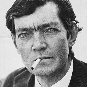 Julio Cortazar fumando, por Sara Facio Julio Cortazar fumando, por Sara Facio