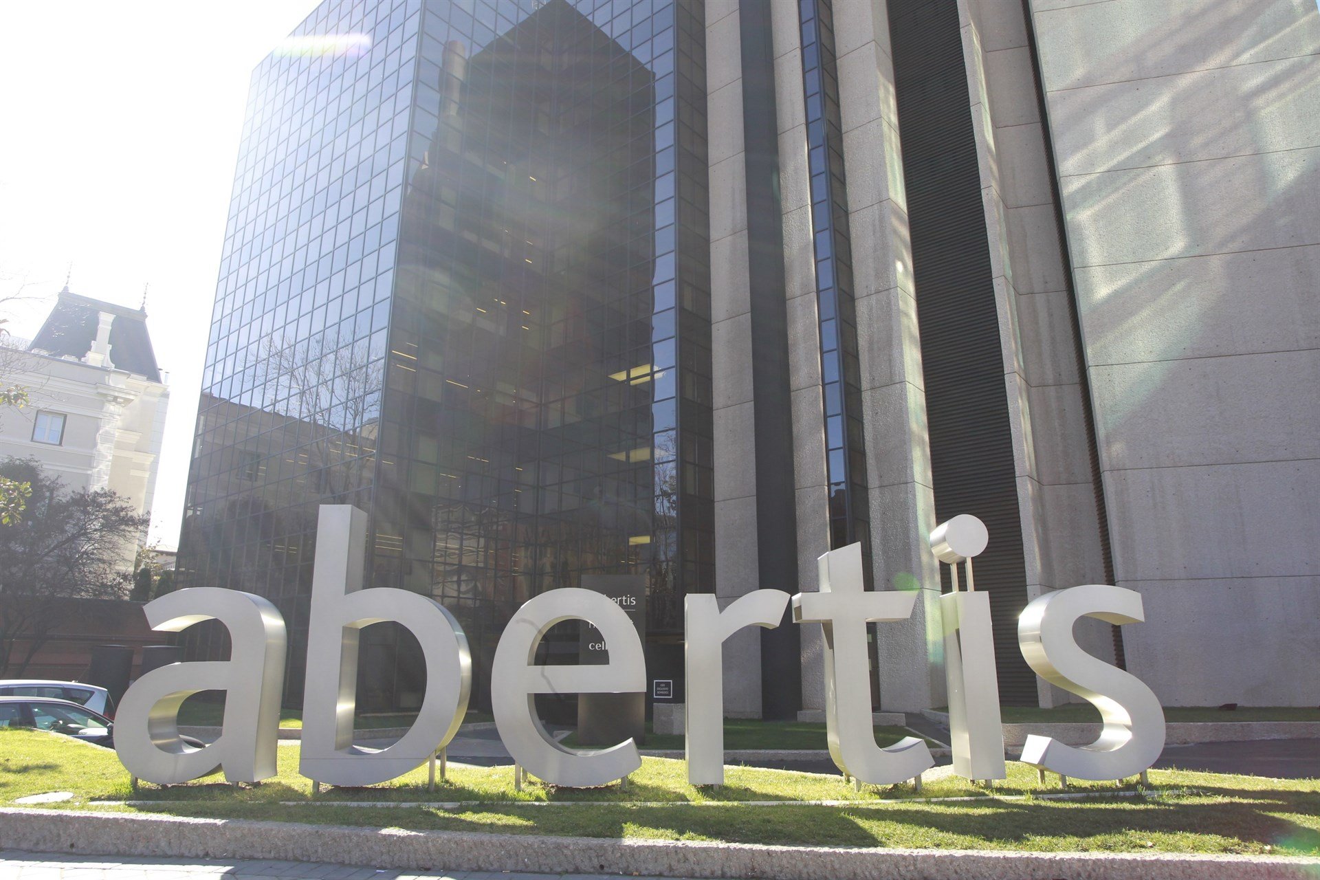Abertis es bolca en la seva filial francesa i hi inverteix 1.640 milions